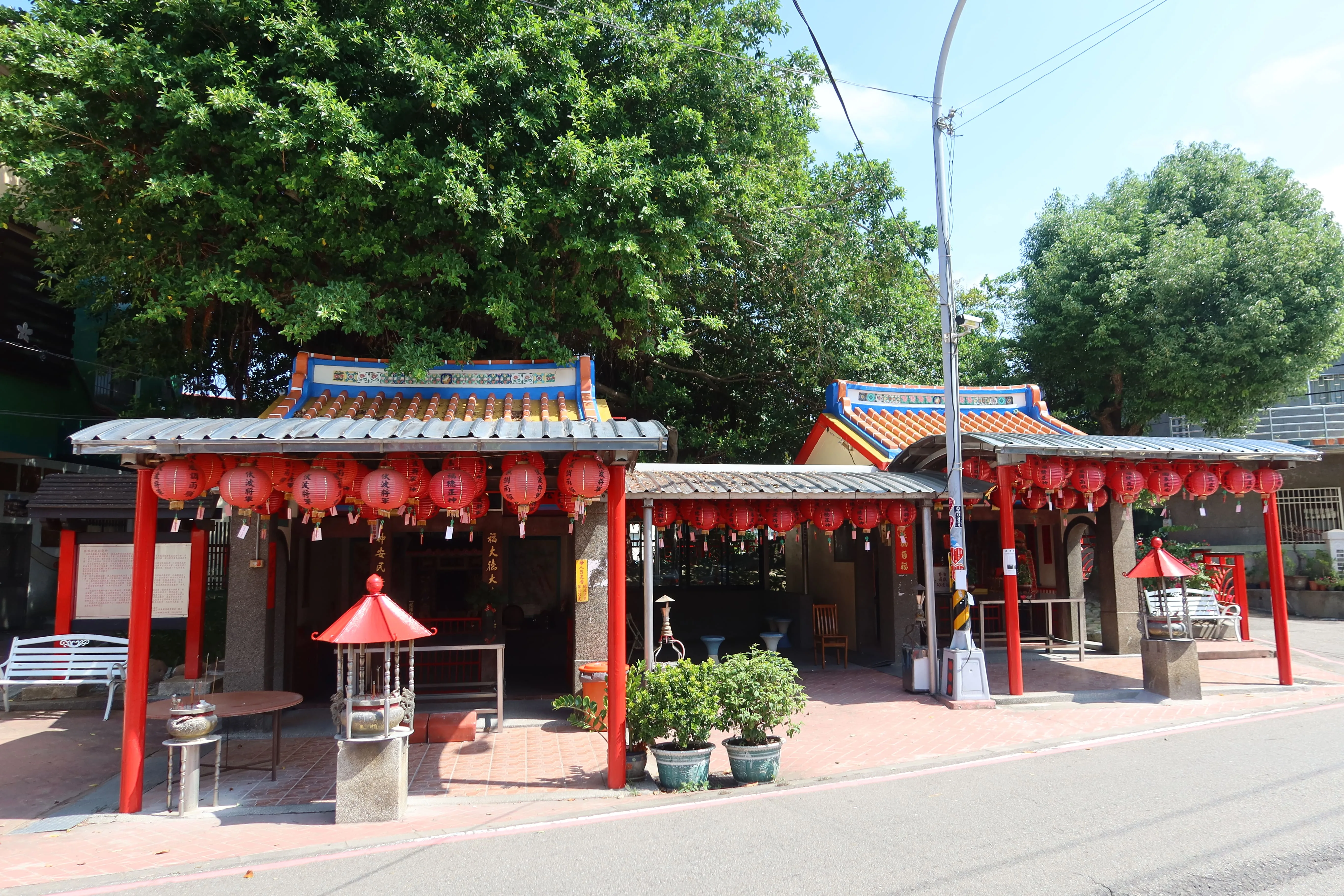 公館鄉五穀國小南側的雙連伯公,圖右是1842年興建的伏波將軍祠,是苗栗縣最早的伏波將軍廟,圖左是福德祠。何來美攝