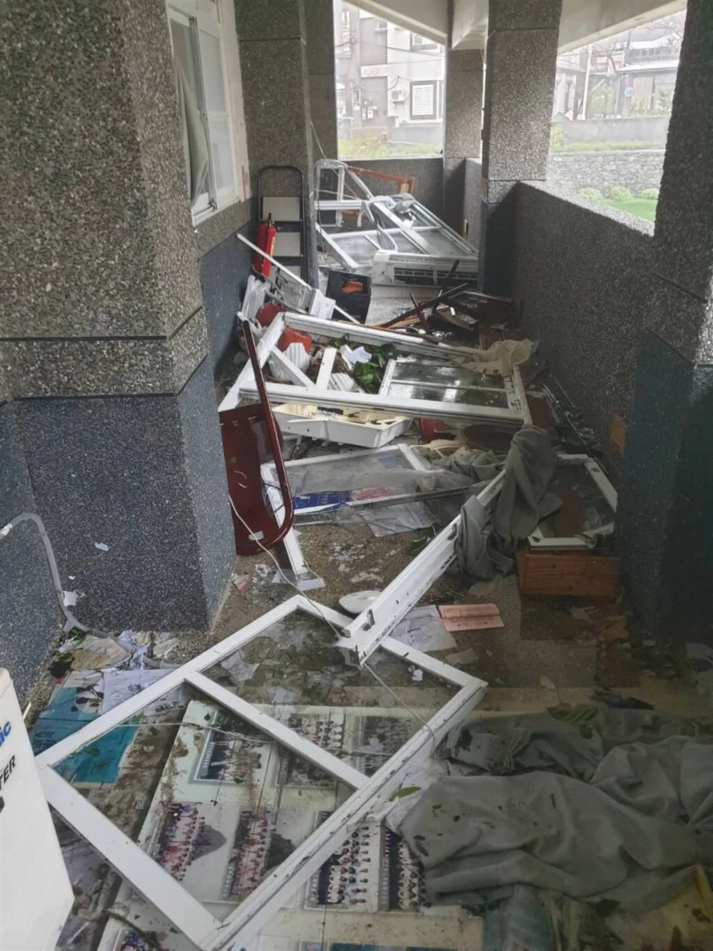 蘭嶼中學教室門窗被吹走，受損嚴重。蘭嶼中學提供
