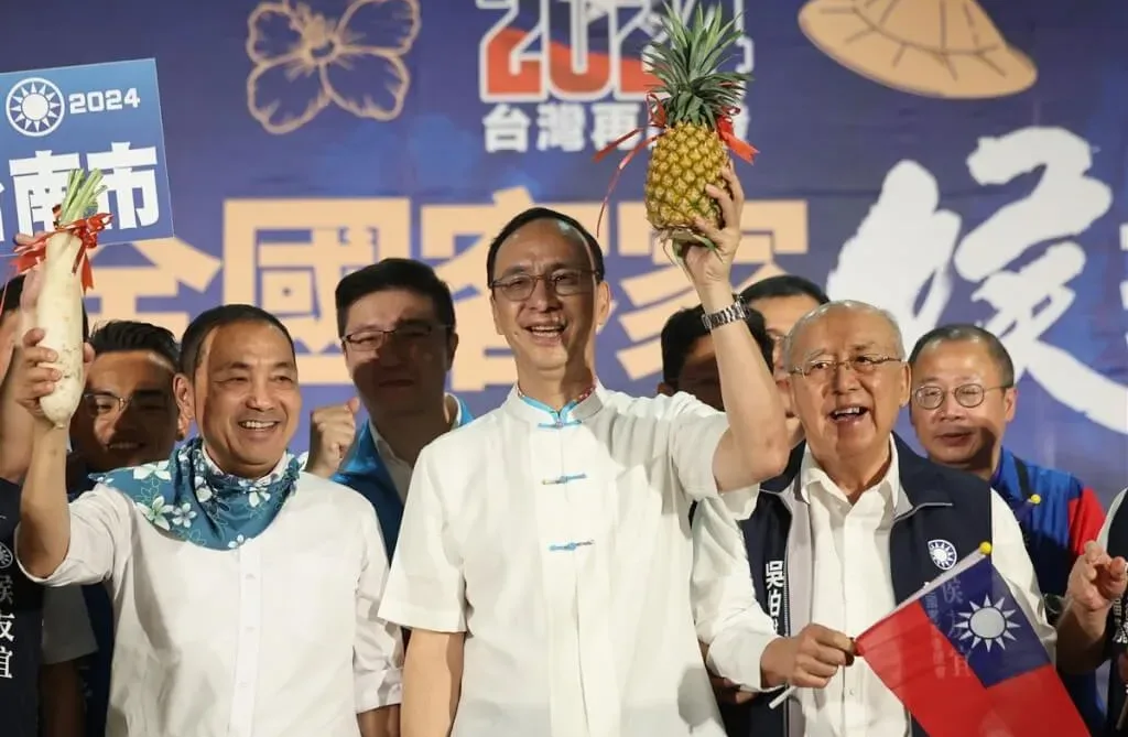 對國民黨總統參選人侯友宜(左一)抨擊執政黨未推動客家語言發展法,客委會昨駁斥「顯非事實」。中央社