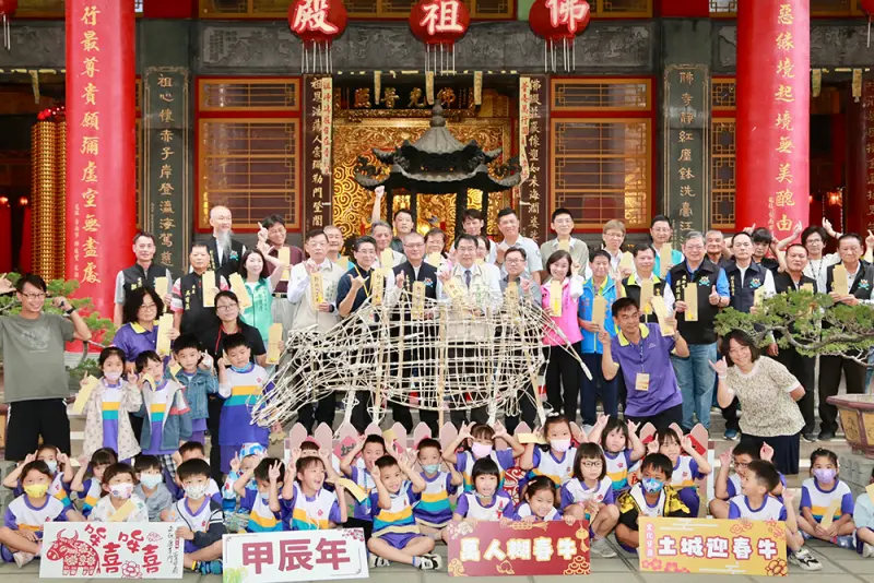 文化傳承　台南鹿耳門聖母廟萬人開「糊」春牛