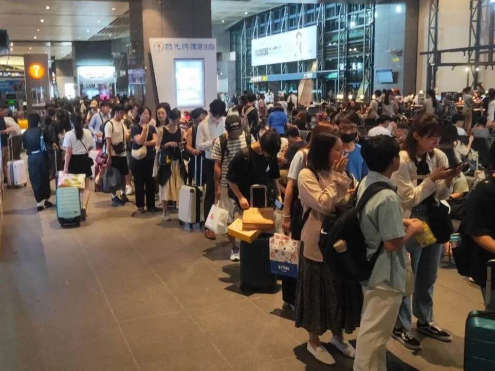 圖為中秋連假台中高鐵站自由座排隊人潮大爆滿。翻攝網路