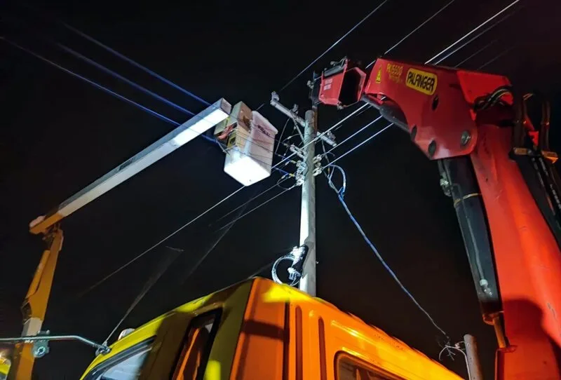 颱風小犬強陣風 嘉縣停電數逾萬戶漏夜搶修颱風小犬來襲,嘉義縣沿海地區強陣風達9級,4日晚間陸續傳出停電災情,經漏夜搶修,已一半恢復供電。(台電嘉義區營業處提供)中央社