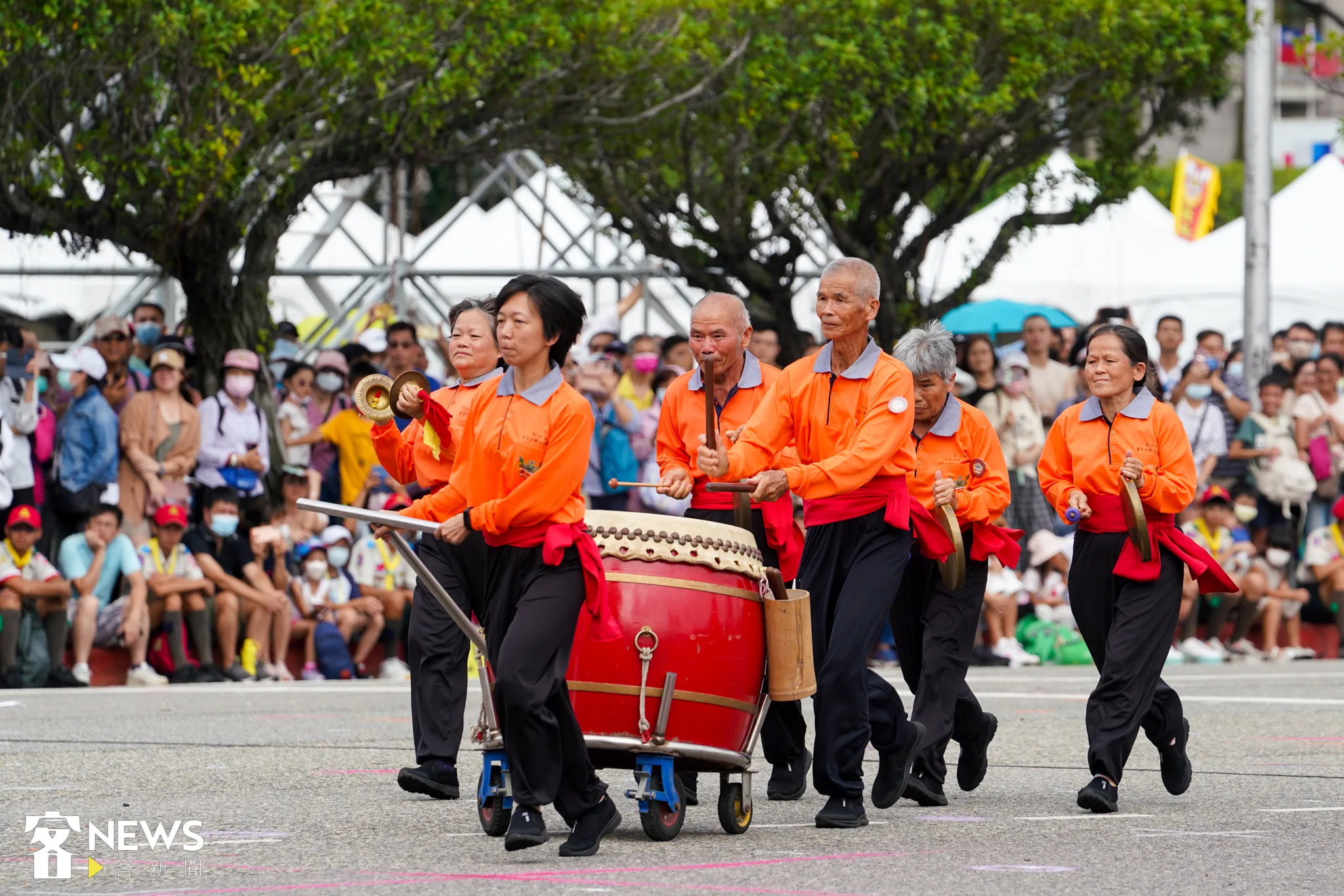 高齡82歲的客家武獅團長張健銨（圖中打鼓者）率領團隊勇往直前。宋佩遙攝。