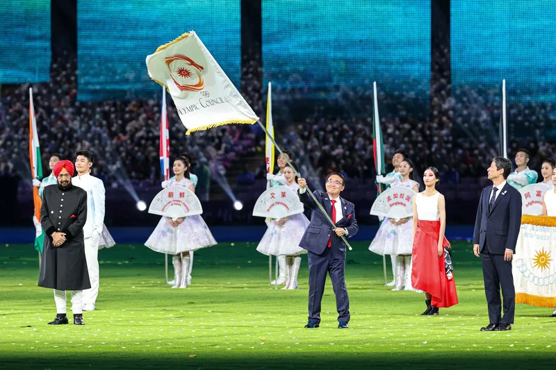 杭州亞運閉幕式8日晚間登場，下一屆亞運2026年舉行，由日本愛知縣名古屋作為主辦城市。圖為愛知縣知事大村秀章（揮旗者）與名古屋市副市長中田英雄（前右）在閉幕式中接下亞洲奧林匹克理事會會旗，象徵交接。中央社