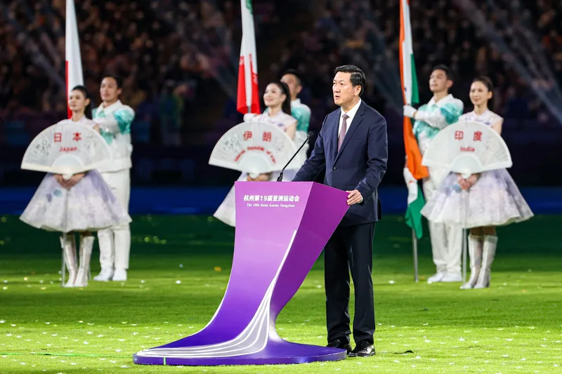 杭州亞運8日晚間盛大舉行閉幕式，中國國家體育總局局長高志丹（前）會中致詞。中央社
