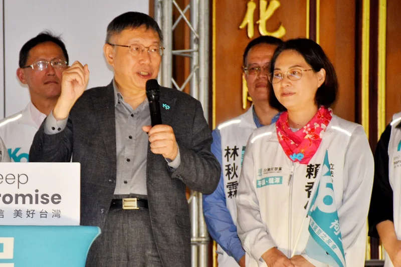 台灣民眾黨主席暨總統參選人柯文哲(前左)昨天到桃園出席「台灣客家發展委員會新任幹部授證暨客家台灣選哲之友會成立典禮」,會中提出6大客家主張,盼打造台灣成為全世界客家中心。右為民眾黨立委賴香伶。中央社