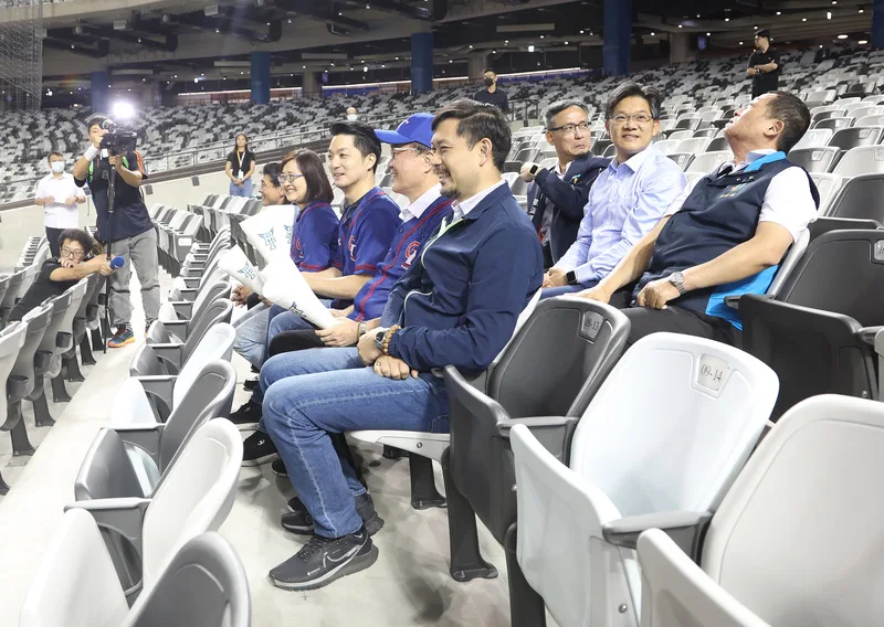 台北市長蔣萬安(前排右3)27日開箱台北大巨蛋,與市府團隊到本壘後方座位區,坐上觀眾席體驗座位的空間及視野。中央社