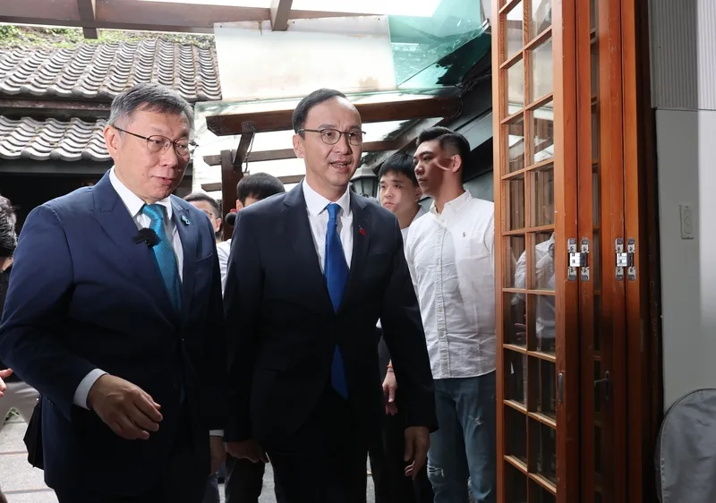 藍白政黨協商30日上午在台北市長官邸藝文沙龍登場,國民黨主席朱立倫(前左2)、民眾黨主席柯文哲(前左)親自出席,兩人一同步入會場。中央社