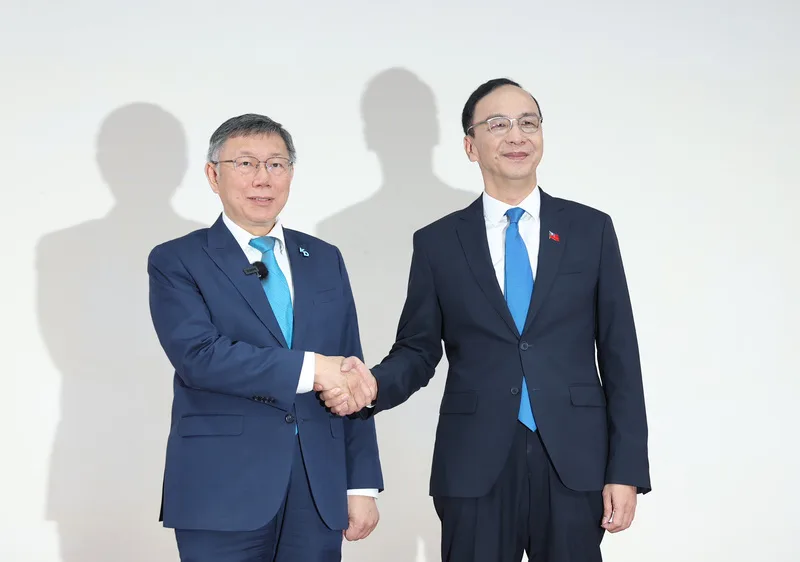 藍白政黨協商30日上午在台北市長官邸藝文沙龍登場,國民黨主席朱立倫(右)、民眾黨主席柯文哲(左)親自出席,兩人握手致意。中央社
