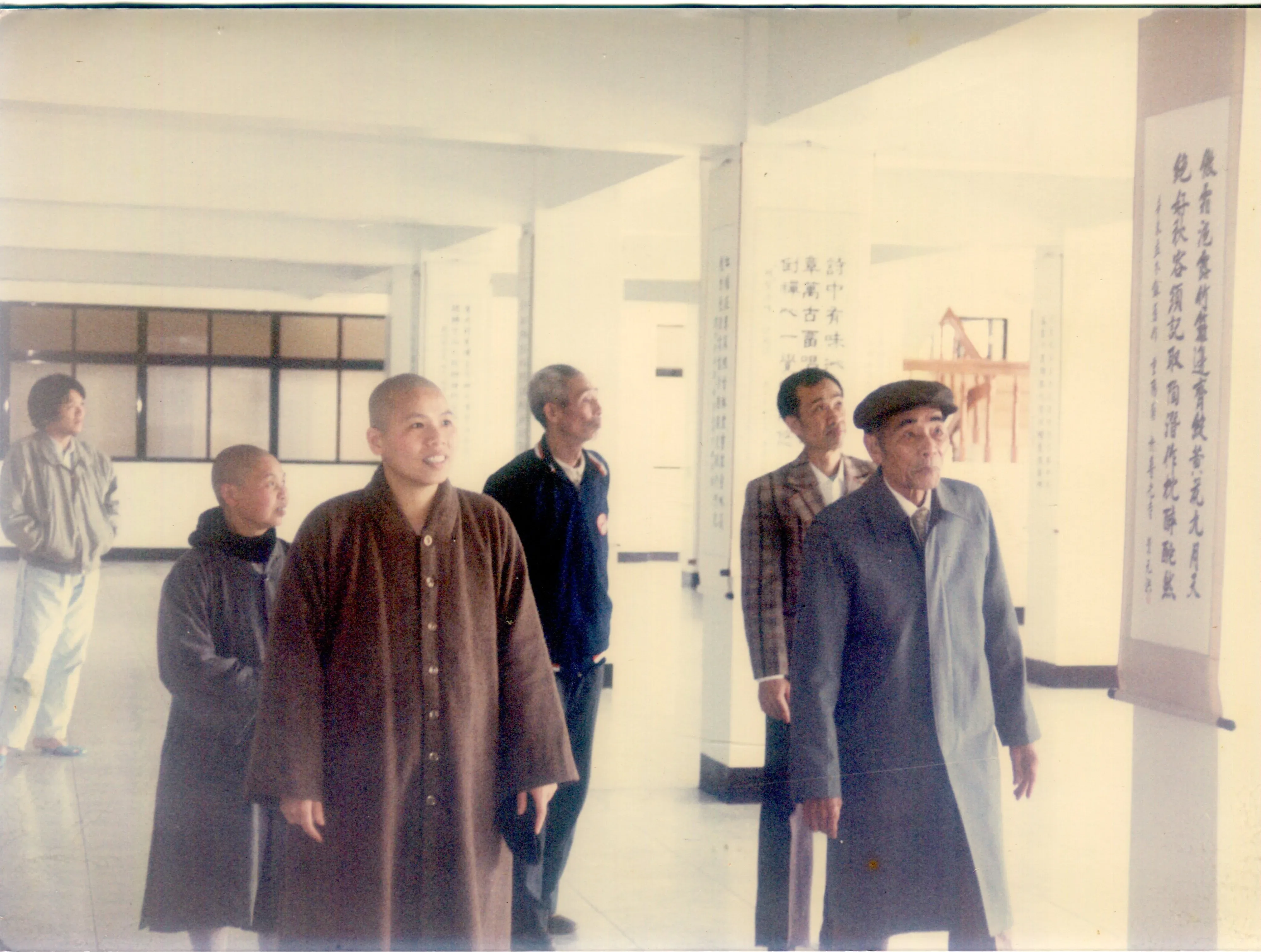 1991年賴江質、賴松峰父子（右一、二）、吳清馨、釋常端父女（右三、四）……等人在普光寺連袂欣賞詩作、書法。何來美攝
