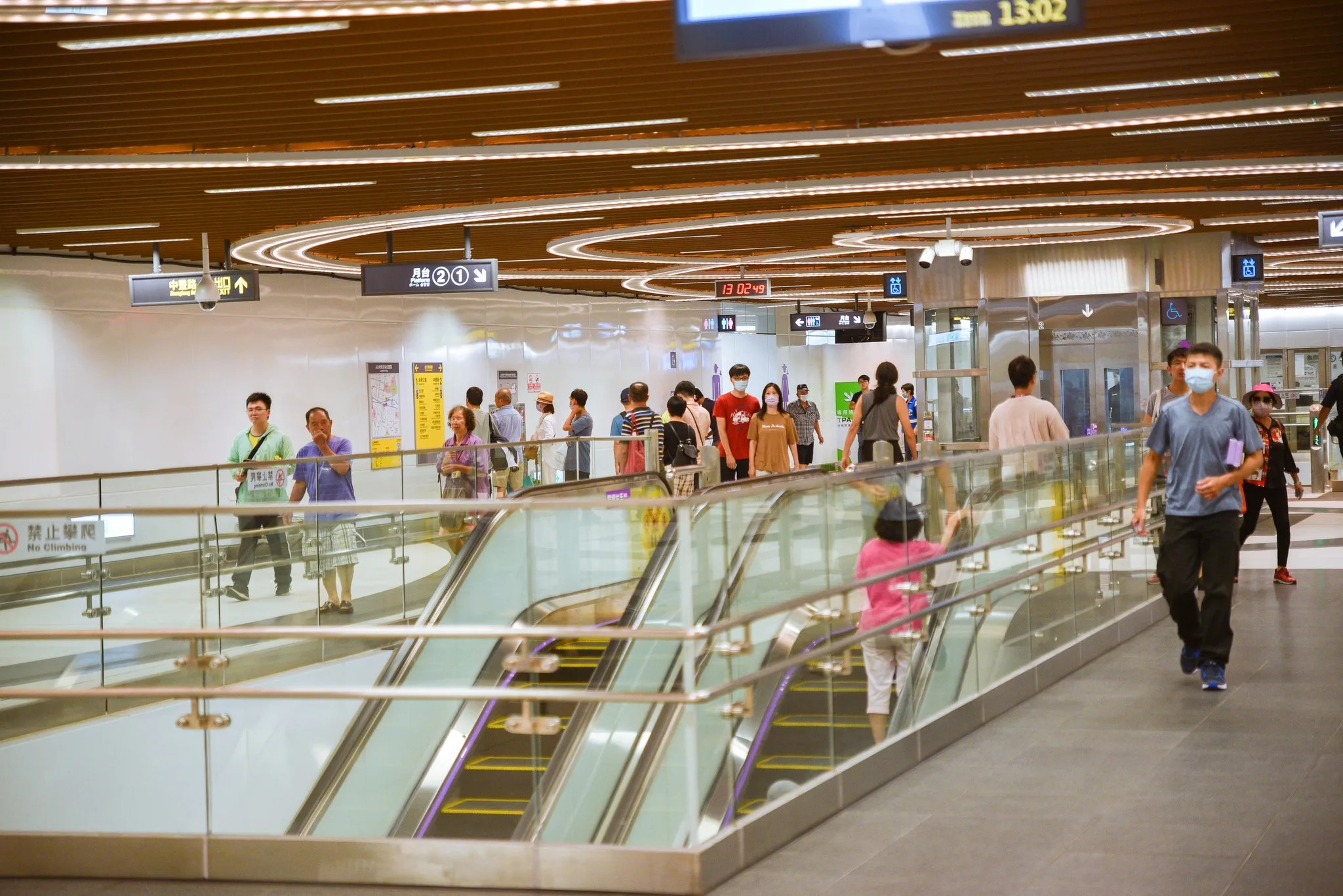 桃園捷運公司宣布23日起增開晨峰上班加班車，圖為A22老街站乘車人潮。翻攝桃園捷運粉專