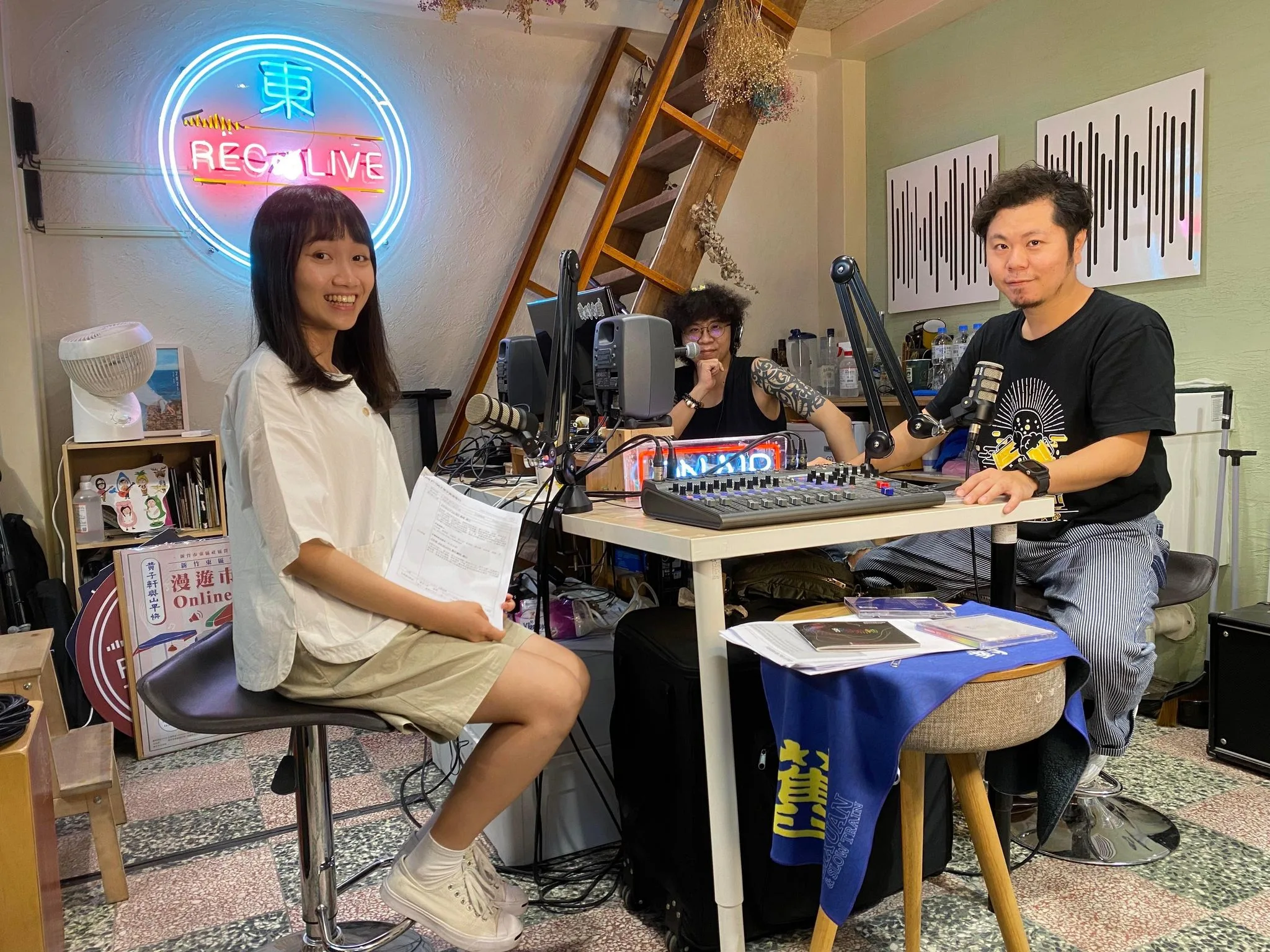 黃子軒與團隊的錄音是隱身在東門市場之中。取自《作客REC&LiVE》臉書粉絲專頁