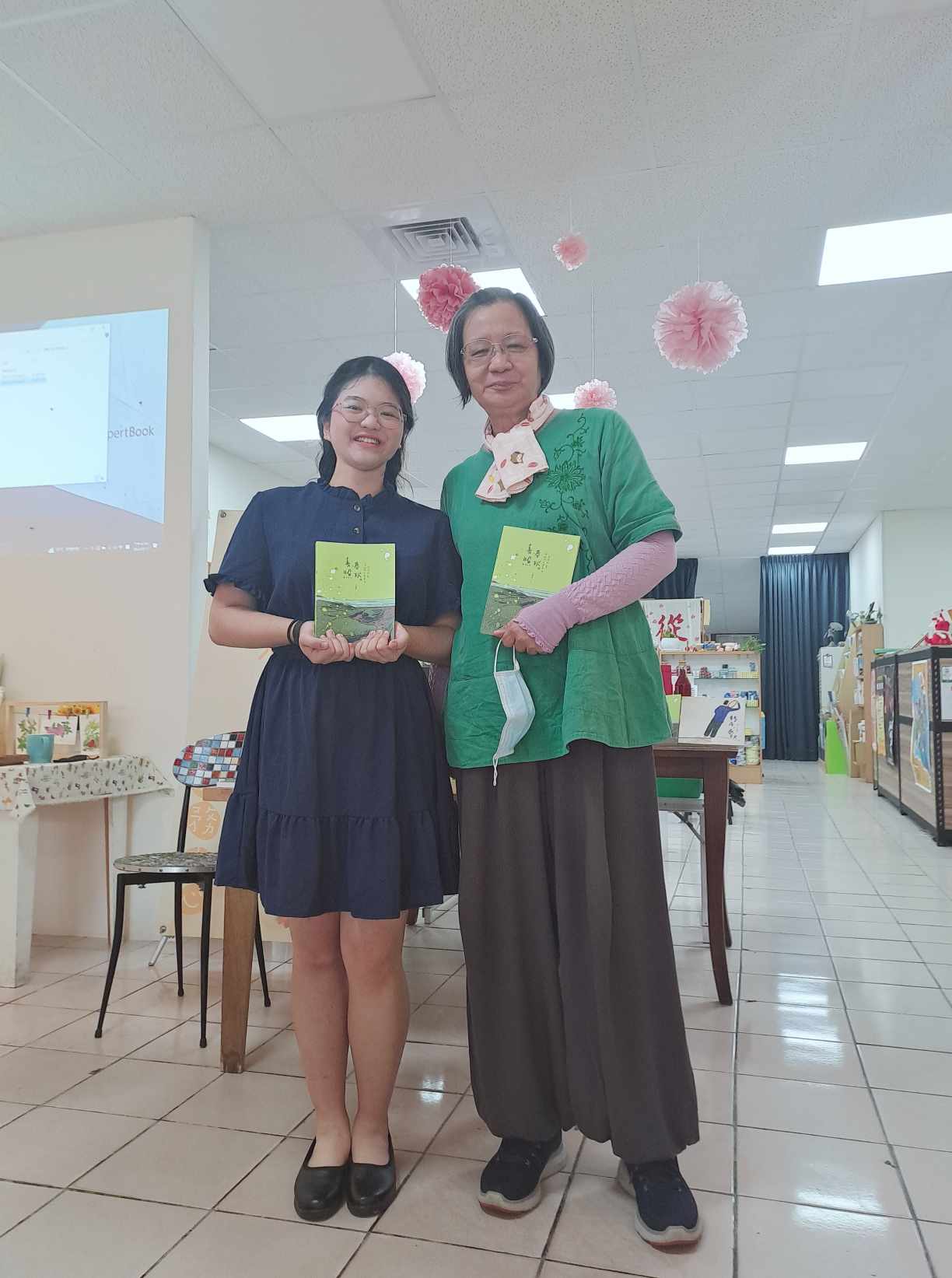 筆者(蕭宥)摎王春秋先生合影。蕭宥提供