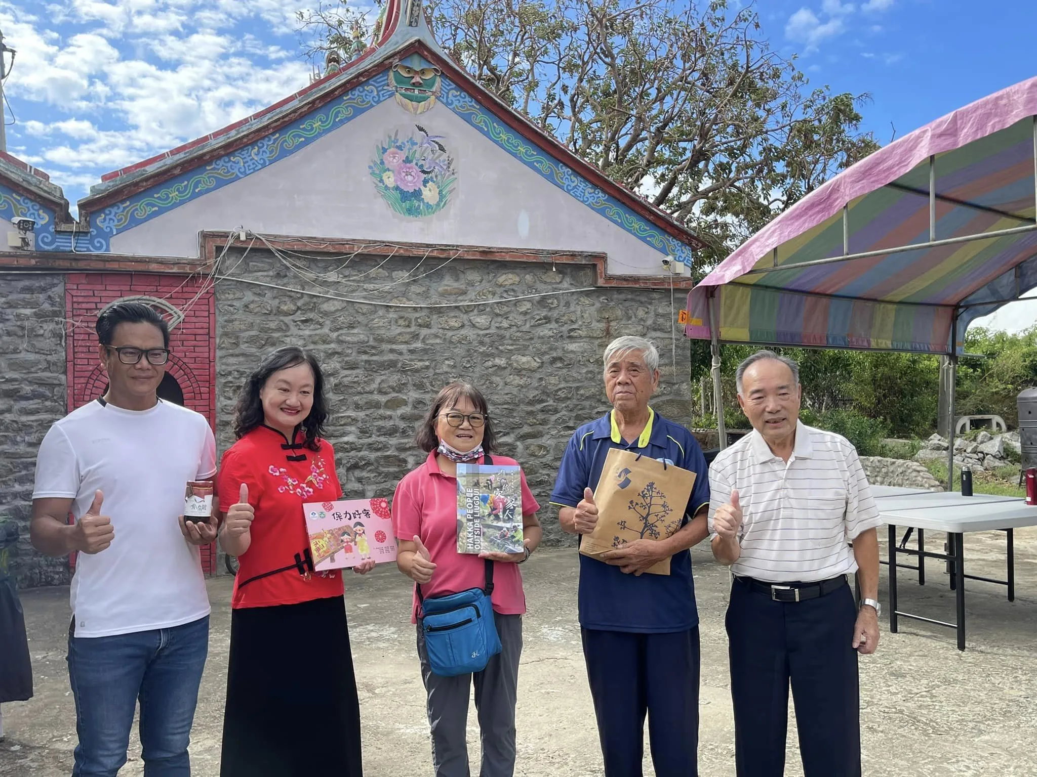 屏東縣政府推動「堆外的客家人-車城保力客底文化發展計畫」，出版了《堆外的客家人-車城保力客底文化》專刊及《保力好客》繪本。屏東縣政府客家事務處提供