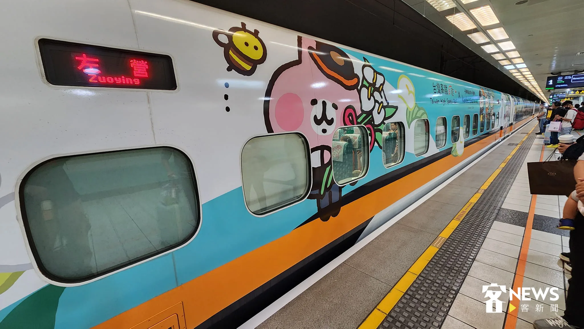 高鐵將推出「早鳥票記名制」，搭車時須出示相關證件，圖為進站中的彩繪列車。洪俊傑攝