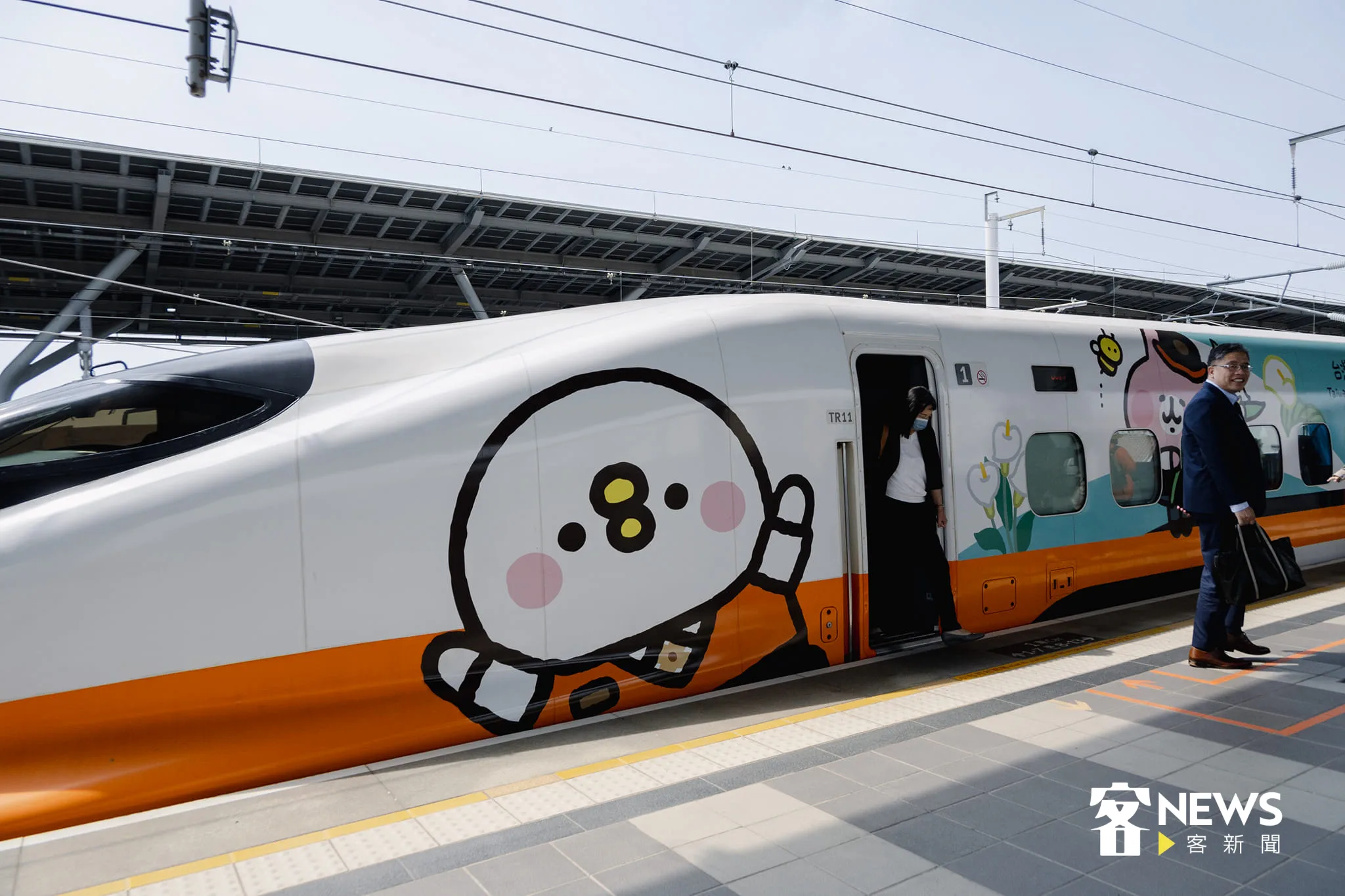 高鐵將推出「早鳥票記名制」，搭車時須出示相關證件，圖為彩繪列車駐停台南站。洪俊傑攝