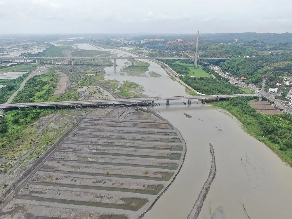 秋冬之際，受東北季風影響，夾帶雜質，影響南臺灣屏東地區空氣品質。屏東縣政府提供