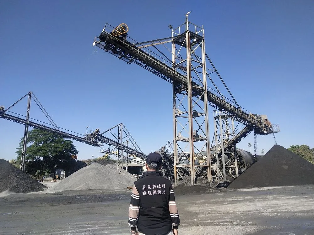 屏東環保局對砂石廠進行空氣品質查核。屏東縣政府提供