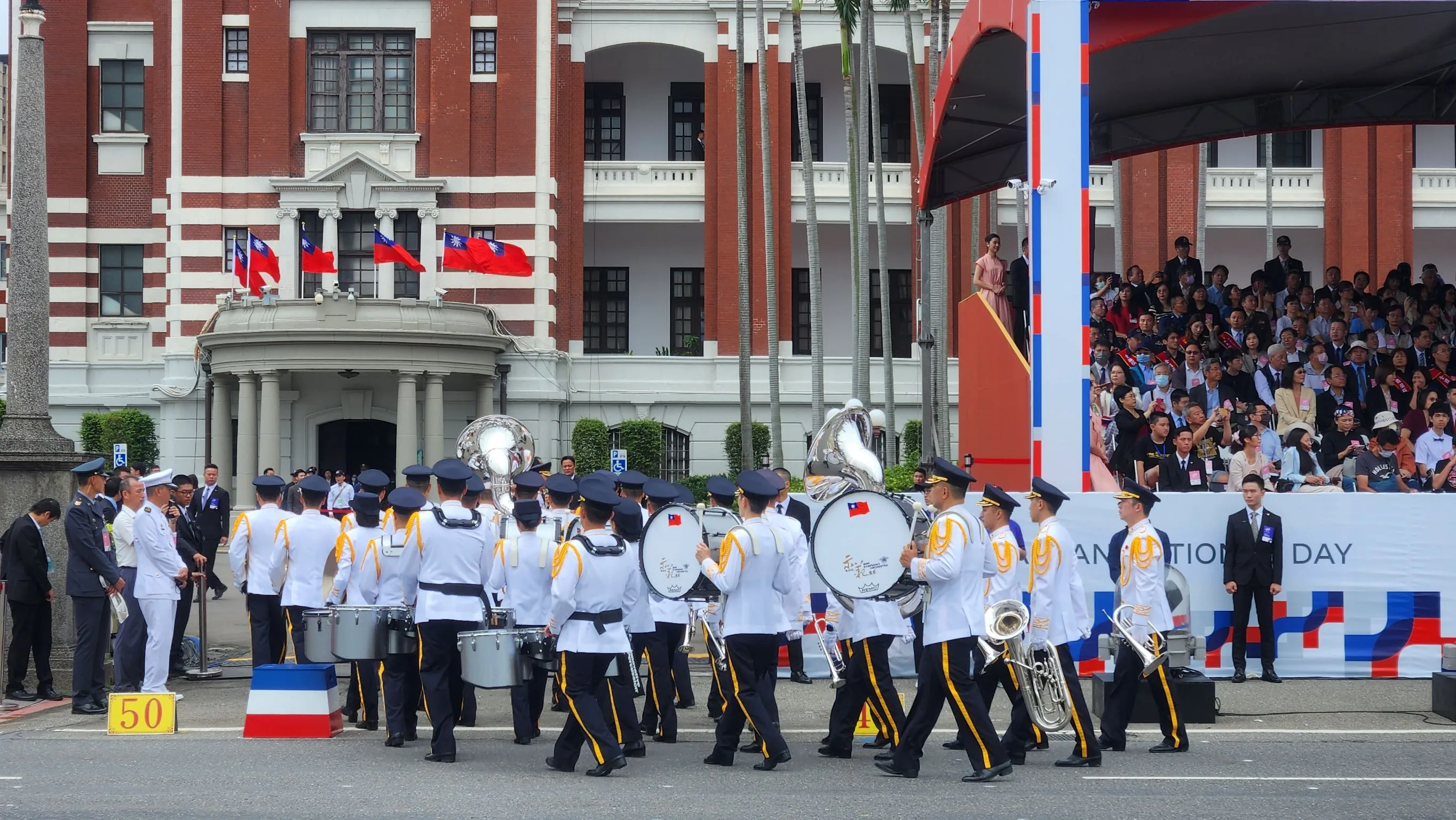 國防部聯合樂隊暨三軍儀隊序幕暖場演出。洪俊傑攝