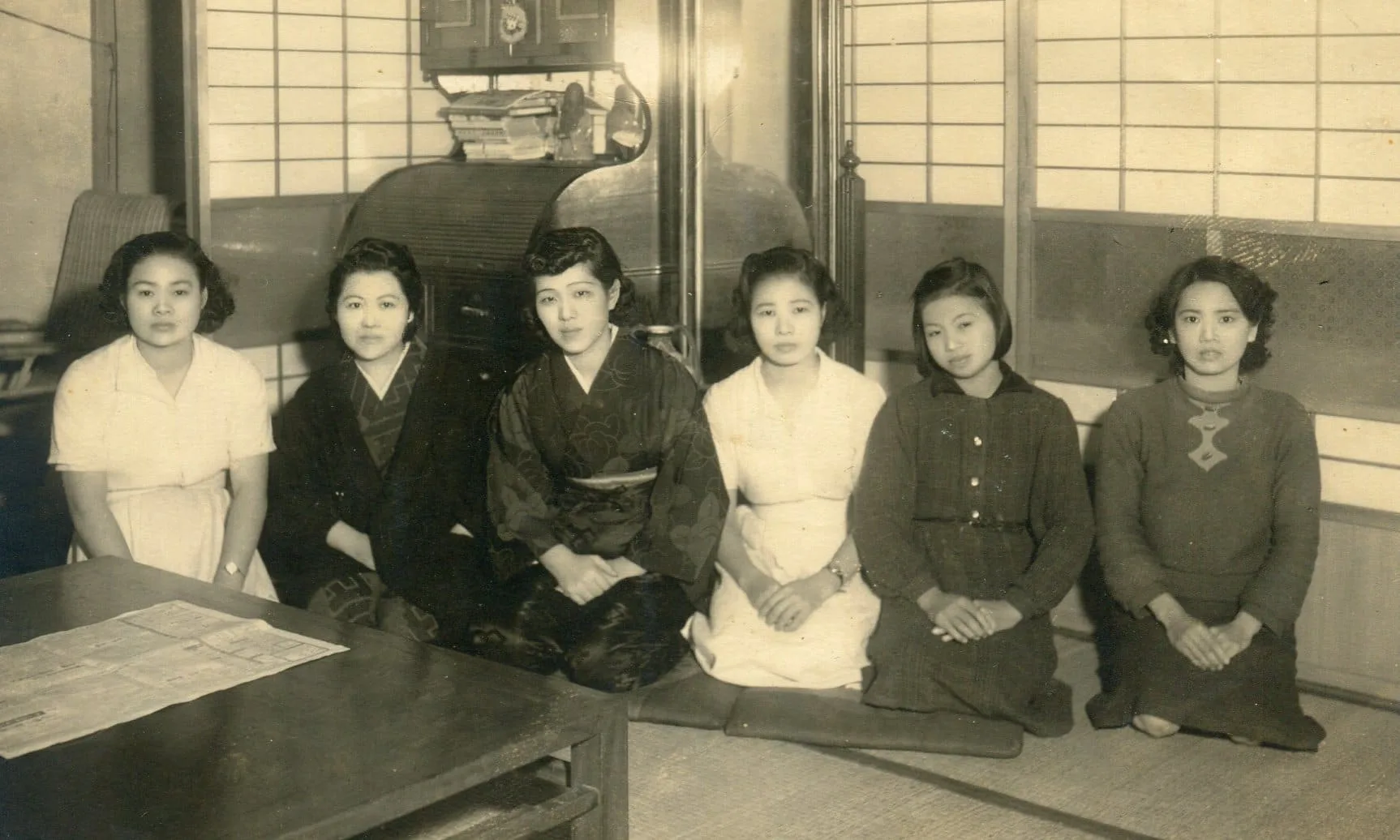 吳遠裕一生娶了3位太太，第2位太太蟹江愛子（左二）在岩田醫院與護士合影，台灣光復後見夫婿遭人清算鬥爭，受到驚嚇，帶著4名子女返回日本。謝春梅提供
