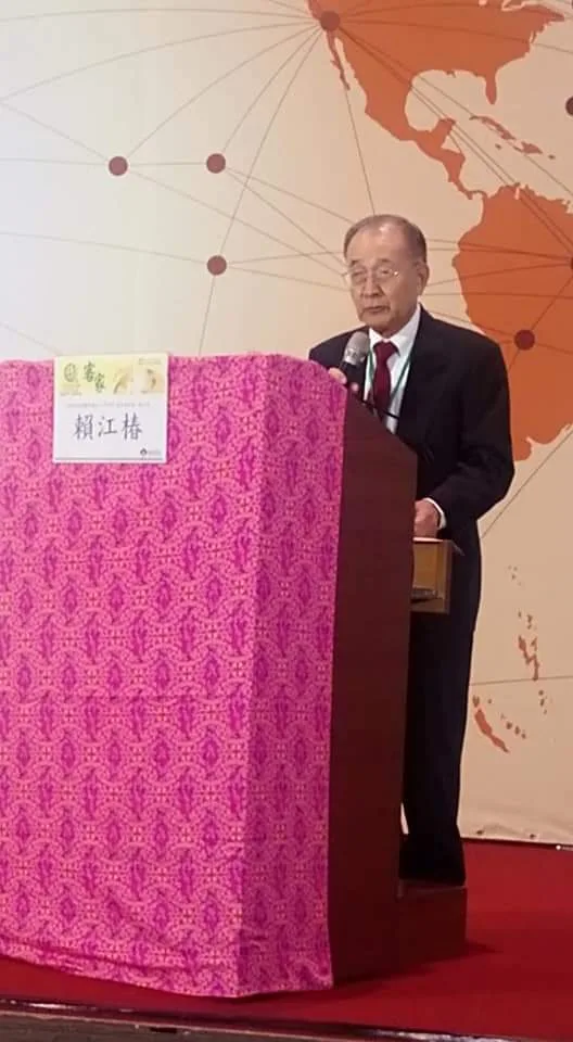 賴江椿在美國休士頓熱心推廣客家文化，圖為2018年他回國在全球客家會議報告海外僑情。何來美攝