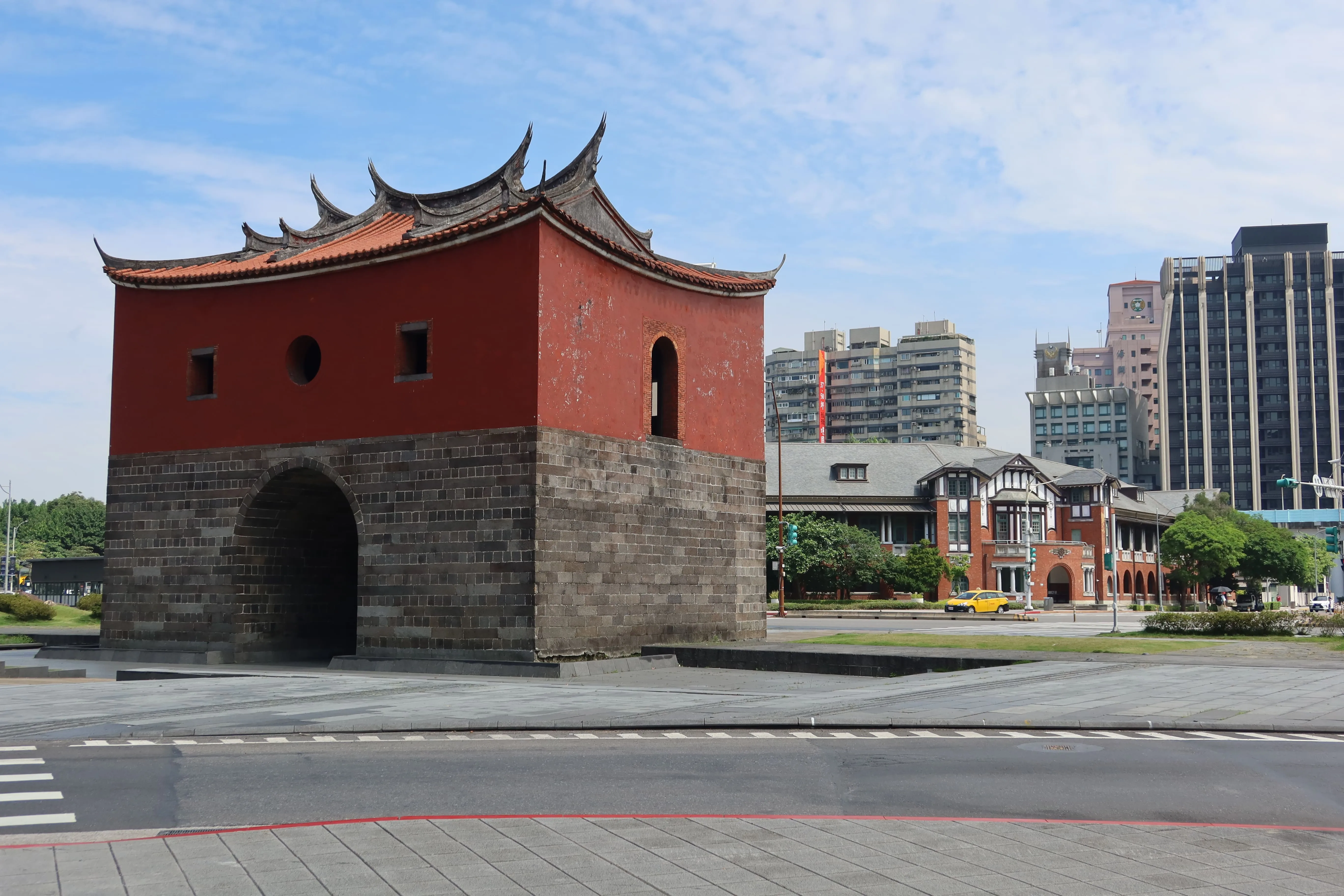 台北市北門與後方的台灣鐵路博物館，日治時期客家人從事鐵道運輸、維修者多，亦有客家人居住，客籍攝影家鄧南光就在附近博愛路開寫真器材店。何來美攝