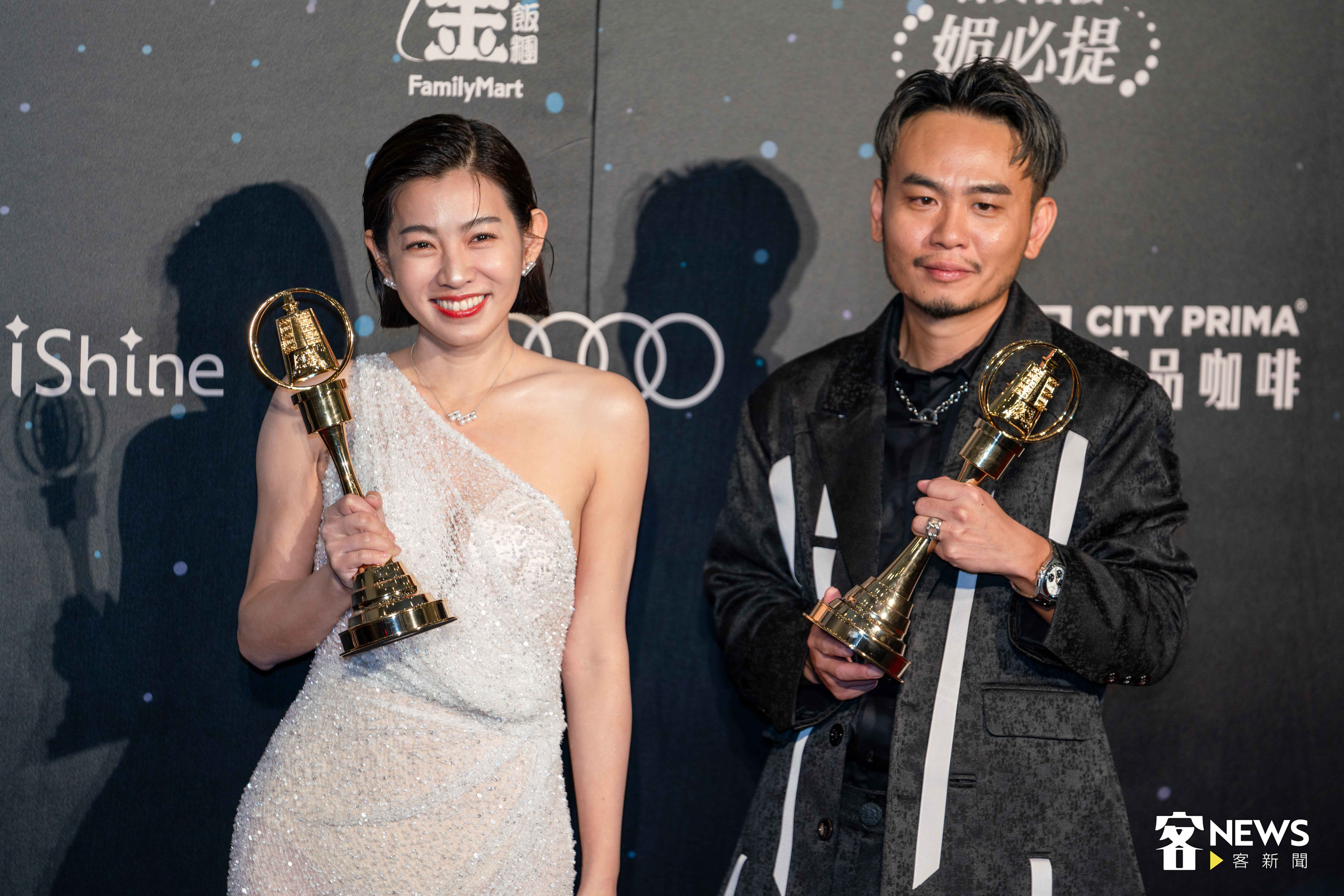 米可白（左）以《牛車來去》奪下戲劇節目女配角獎；楊大正（右）以《我願意》拿下戲劇節目男配角獎。李台源攝