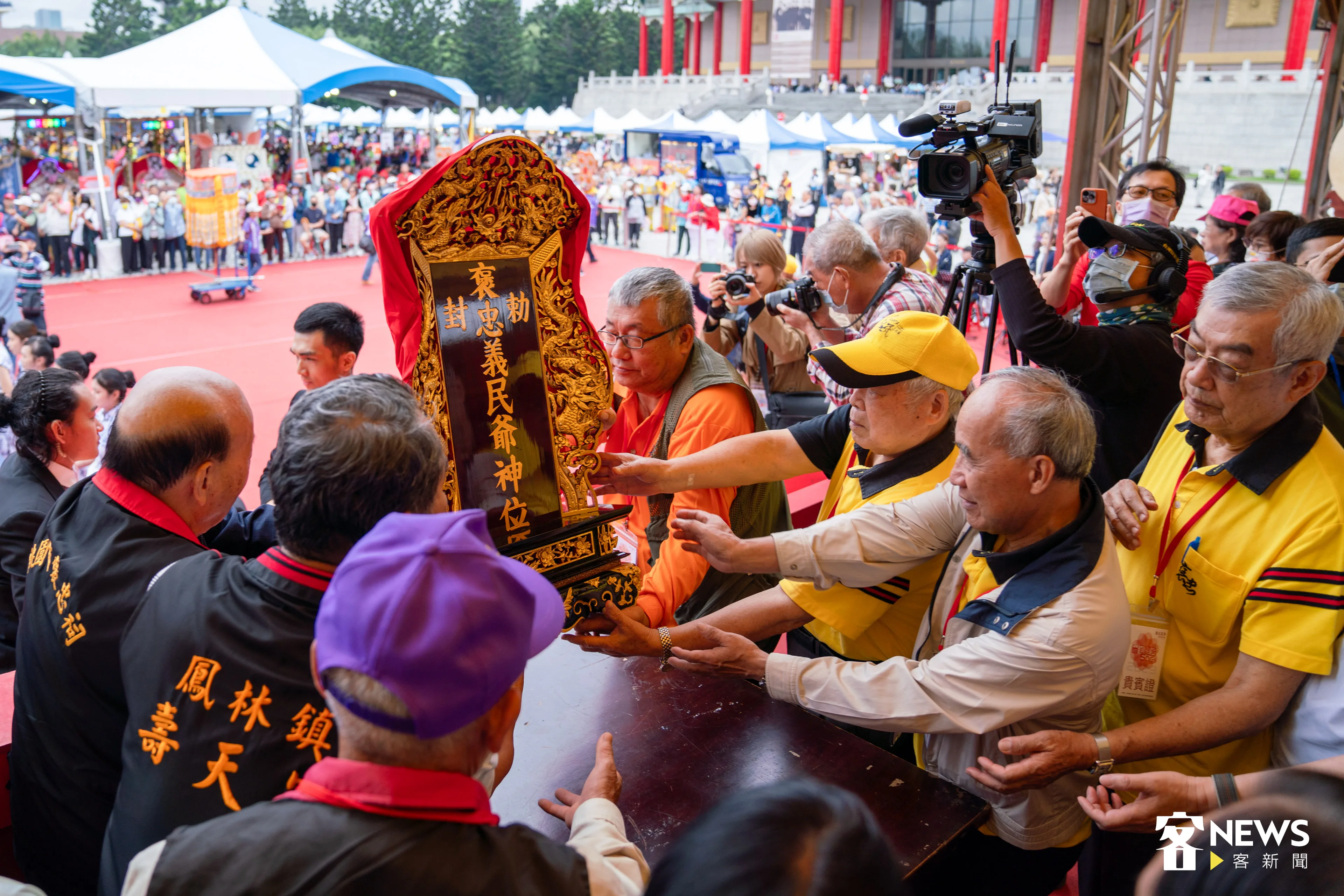 安座大典上主祭貴賓將義民爺牌位迎至壇前。范修語攝