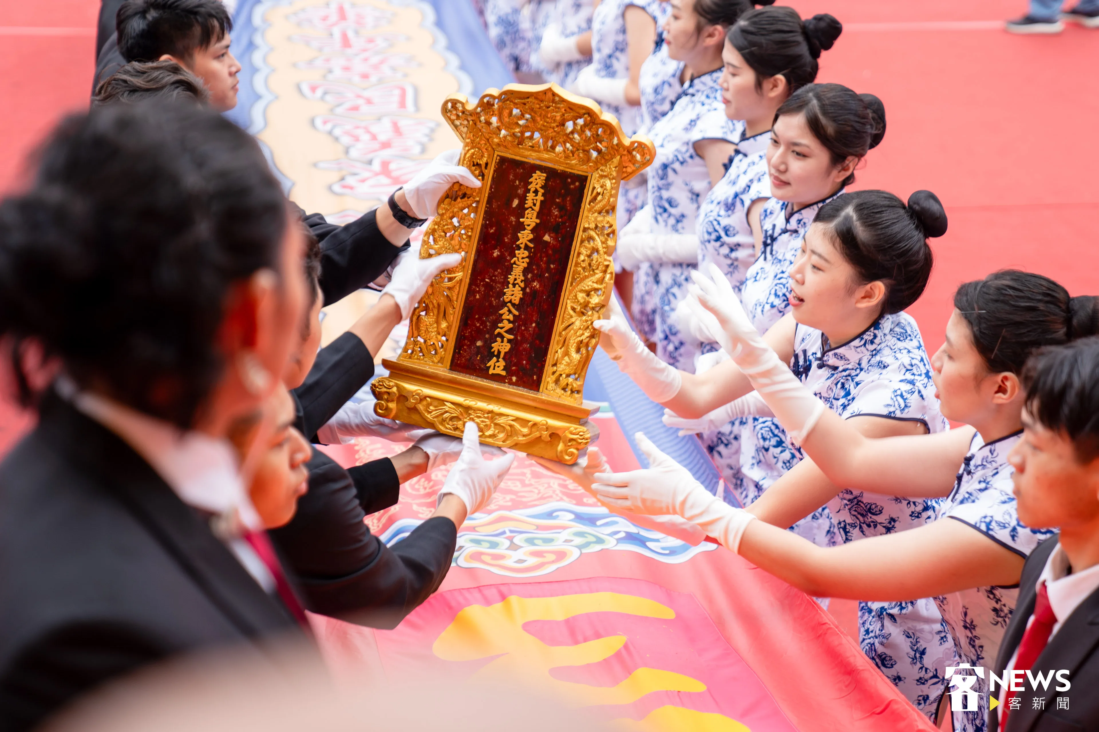 安座大典禮賓人員將義民爺牌位迎上神壇。范修語攝