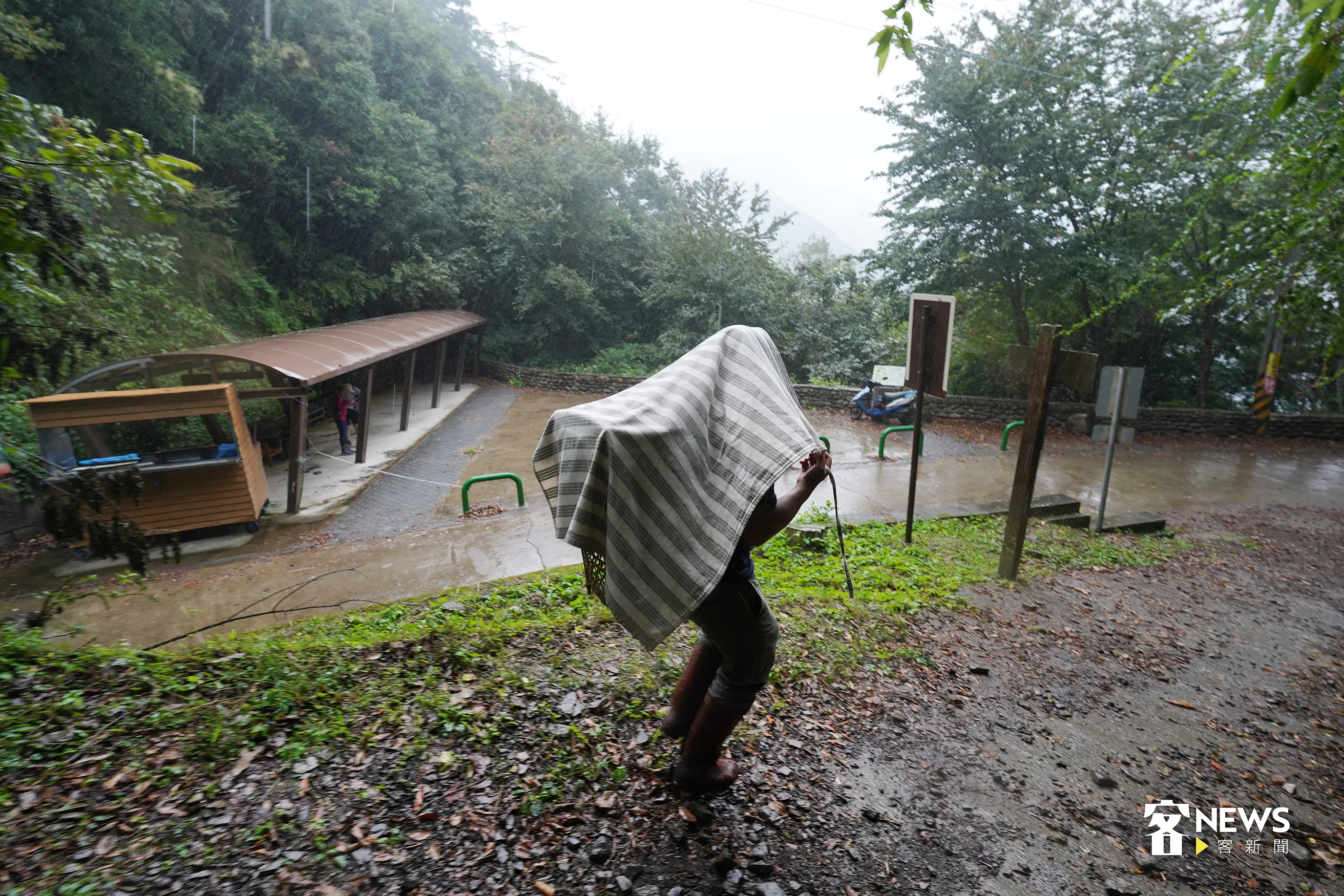 Atayal傳統的服飾，還有遮雨、揹小孩的功能。張凱清攝
