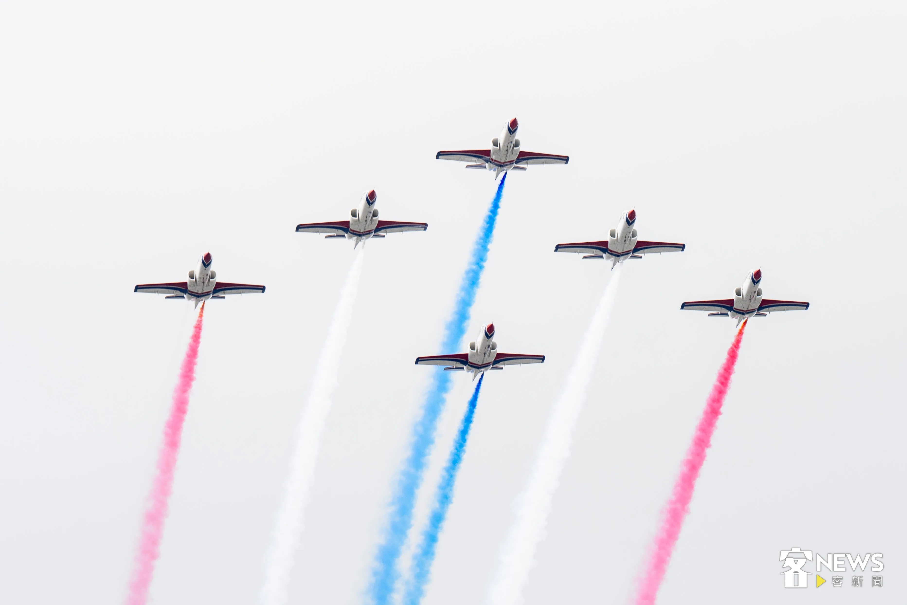 空軍雷虎小組AT-3教練機編隊以三角隊形施放彩煙衝場,為活動劃下完美句點。李台源攝