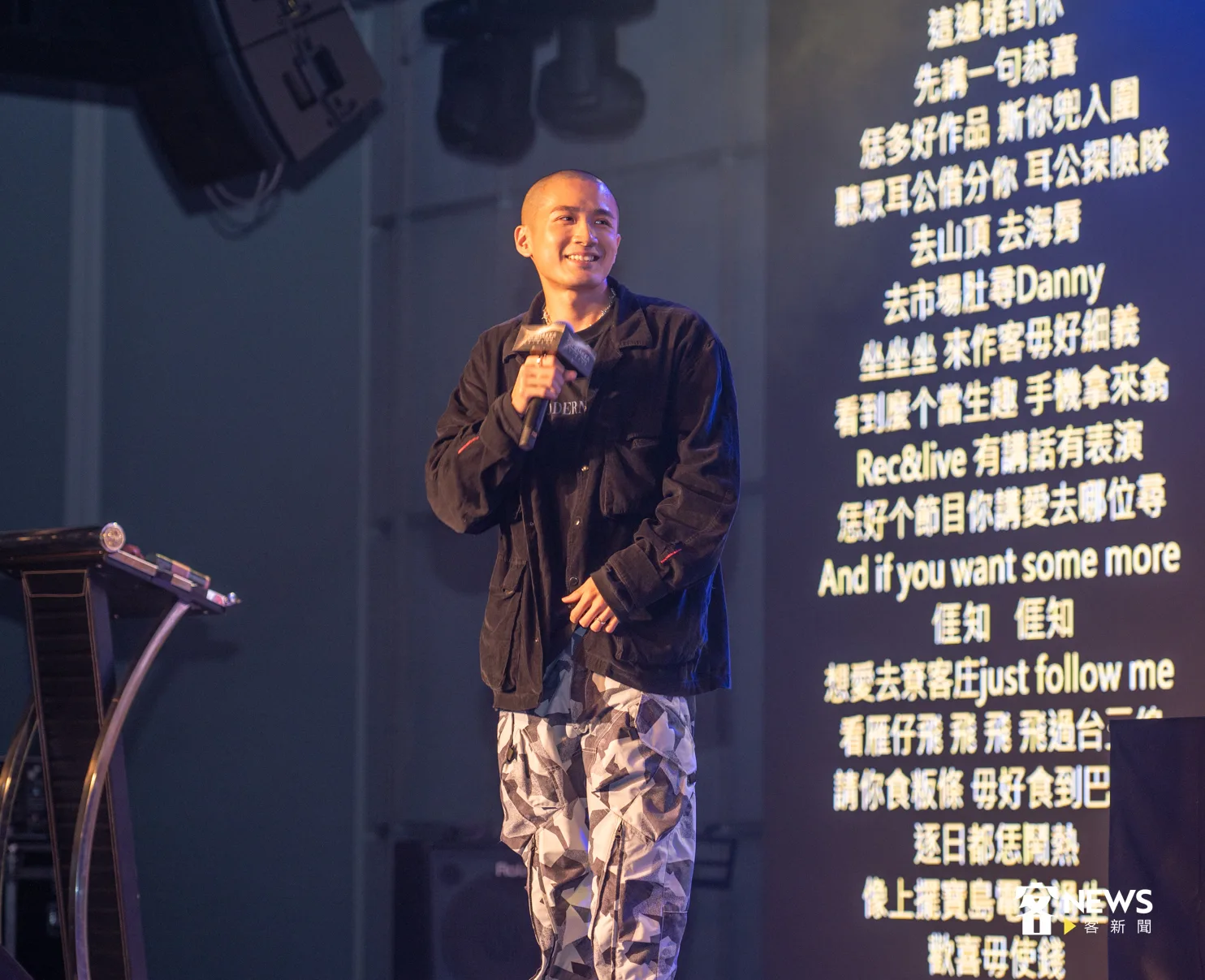 客語創作歌手王鍾惟將所有入圍作品串成RAP，獲得滿場掌聲。洪俊傑攝