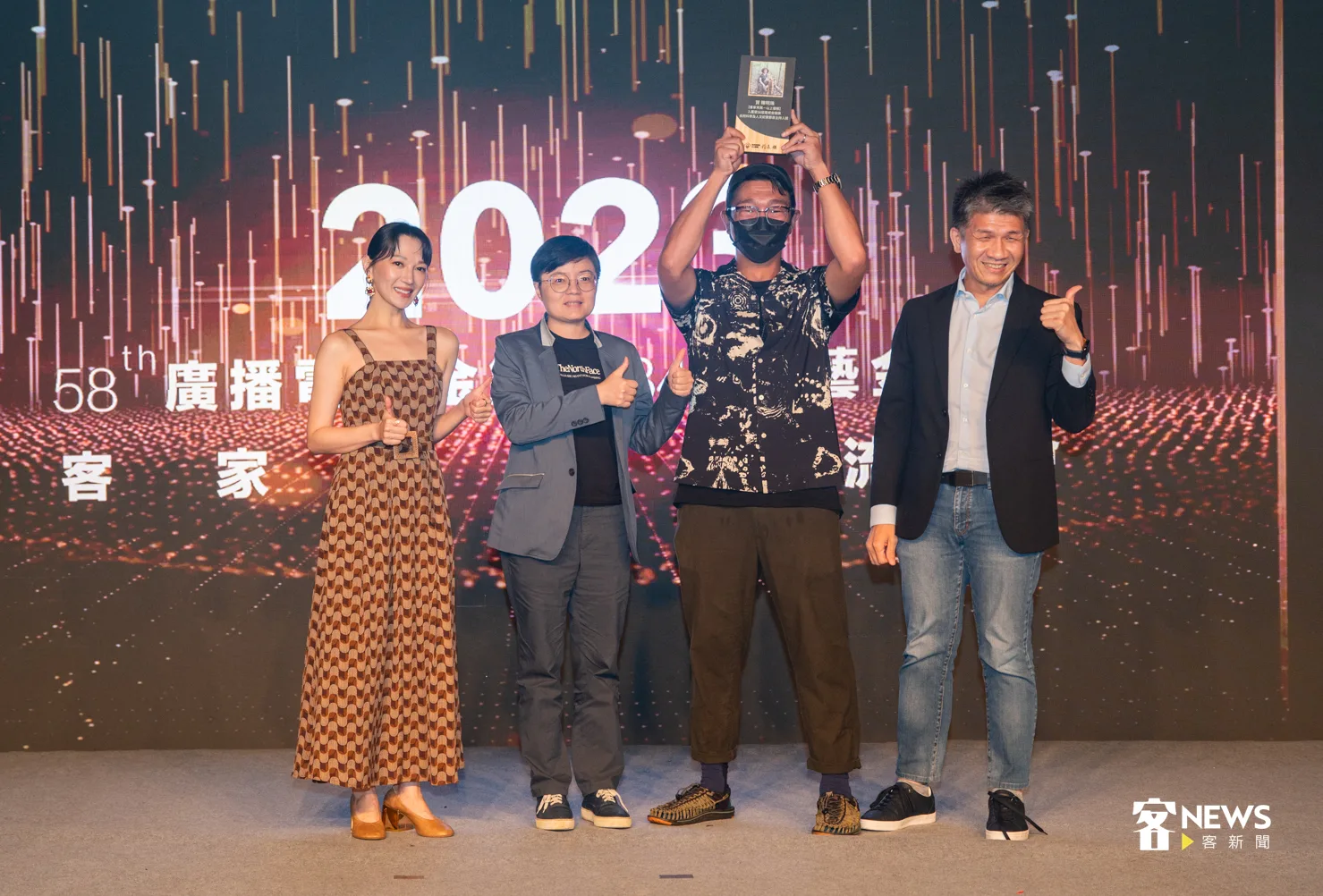 客傳會網路節目《山上優雅》首次獲得金鐘提名入圍，團隊與頒獎人李杏（左一）合影。洪俊傑攝