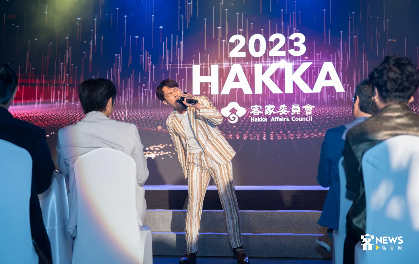 歌手許仁杰詮釋經典客家歌曲，全場驚呼聲不斷。洪俊傑攝