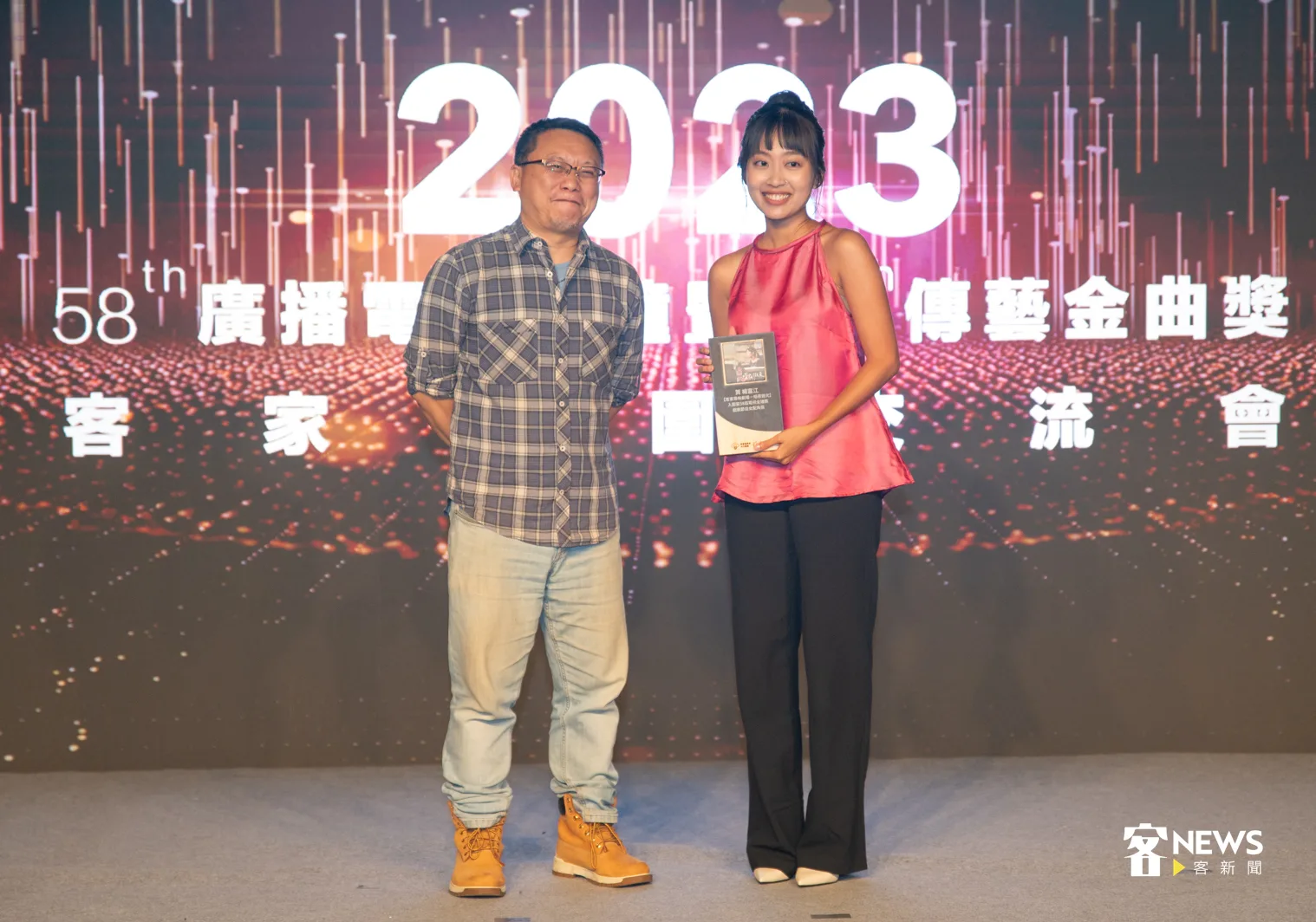 楊富江（右）入圍「最佳女配角獎」，由知名製作人湯昇榮（左）頒發入圍獎狀。洪俊傑攝