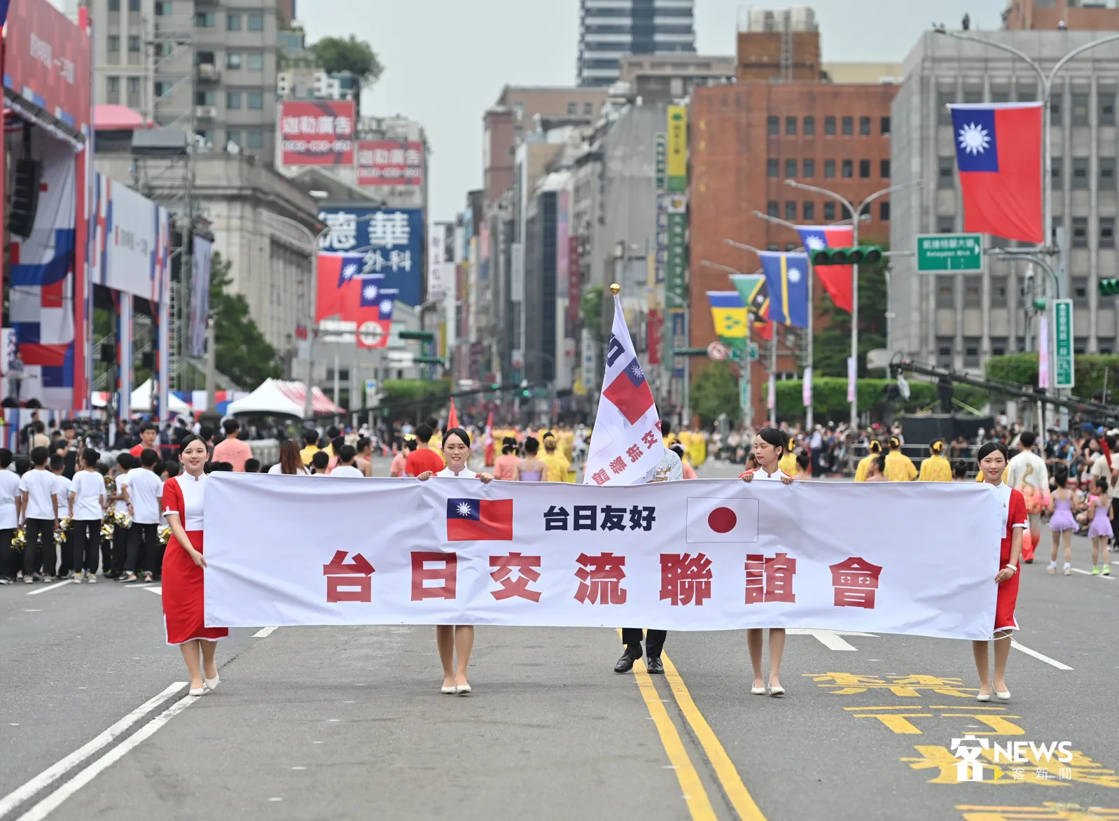 國慶預演，台日交流聯誼會舉旗通過觀禮台。洪俊傑攝