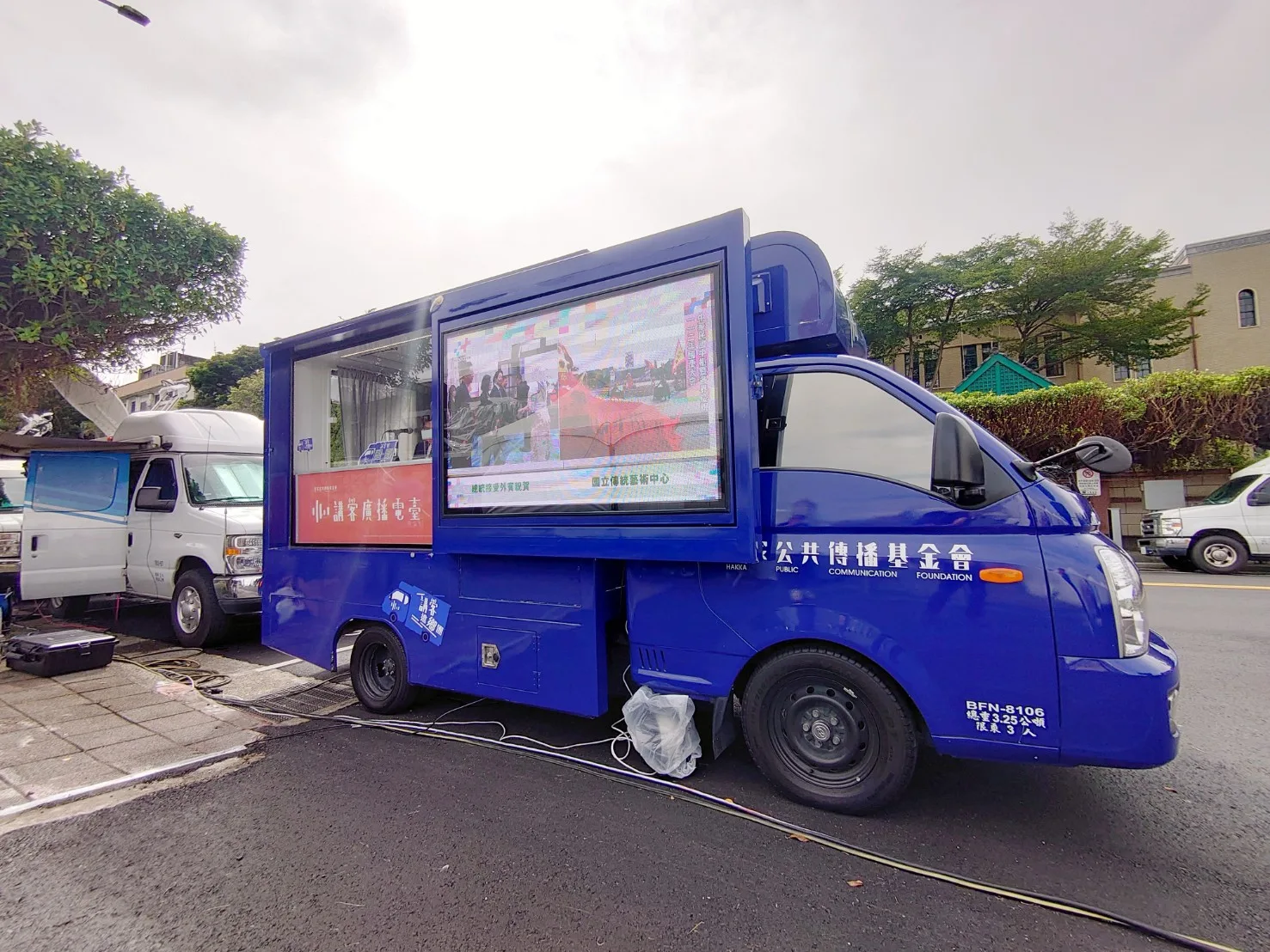 講客廣播電臺5G行動直播車在總統府現場，帶來四縣腔、海陸腔客語即時轉播。李台源攝