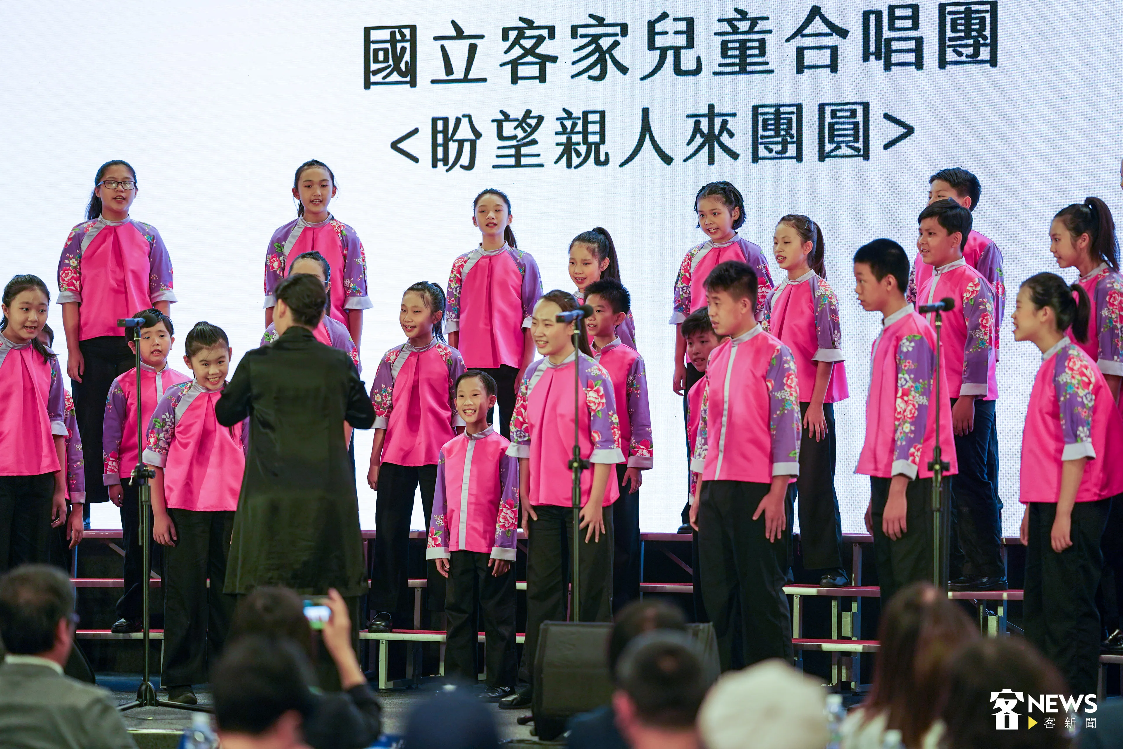 客傳會今日年度諮詢座談會議，邀請旗下國立客家兒童合唱團演唱為活動揭開序幕。客新聞攝