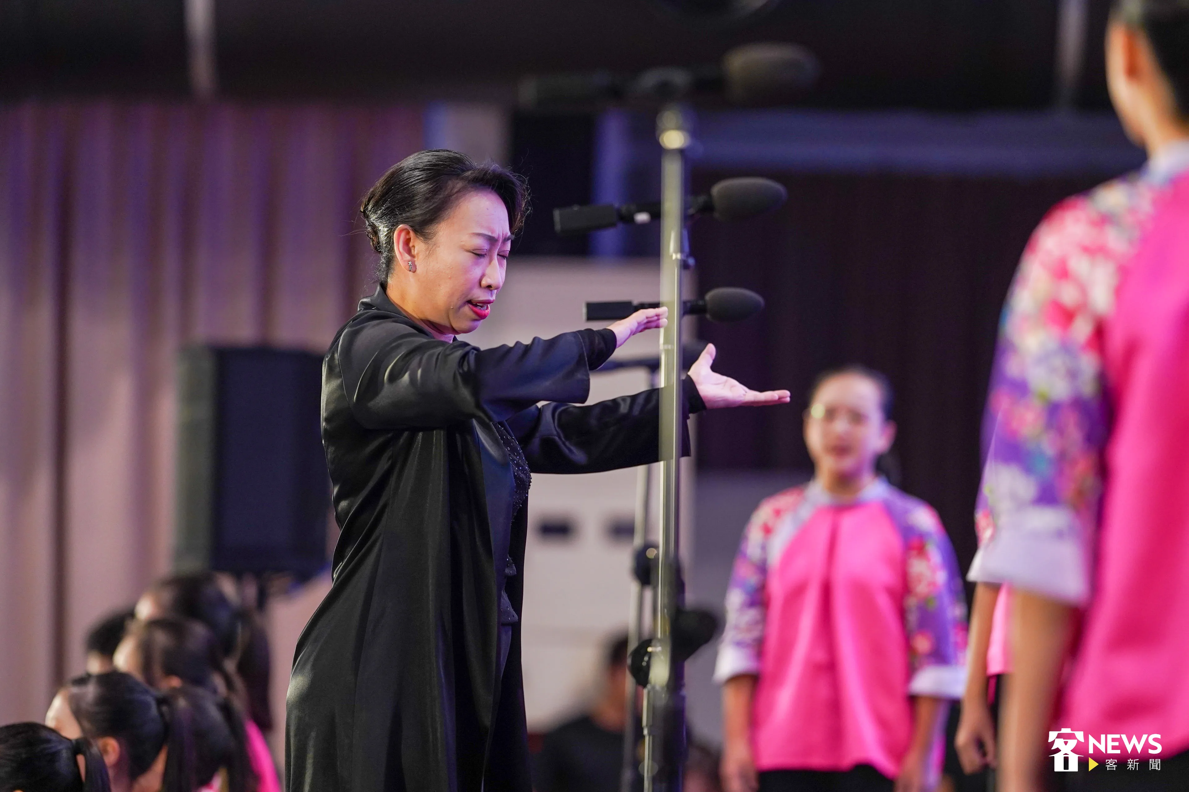 國立客家兒童合唱團團長兼指揮彭孟賢,帶領近60位學生演唱客語歌曲,為活動揭開序幕。客新聞攝