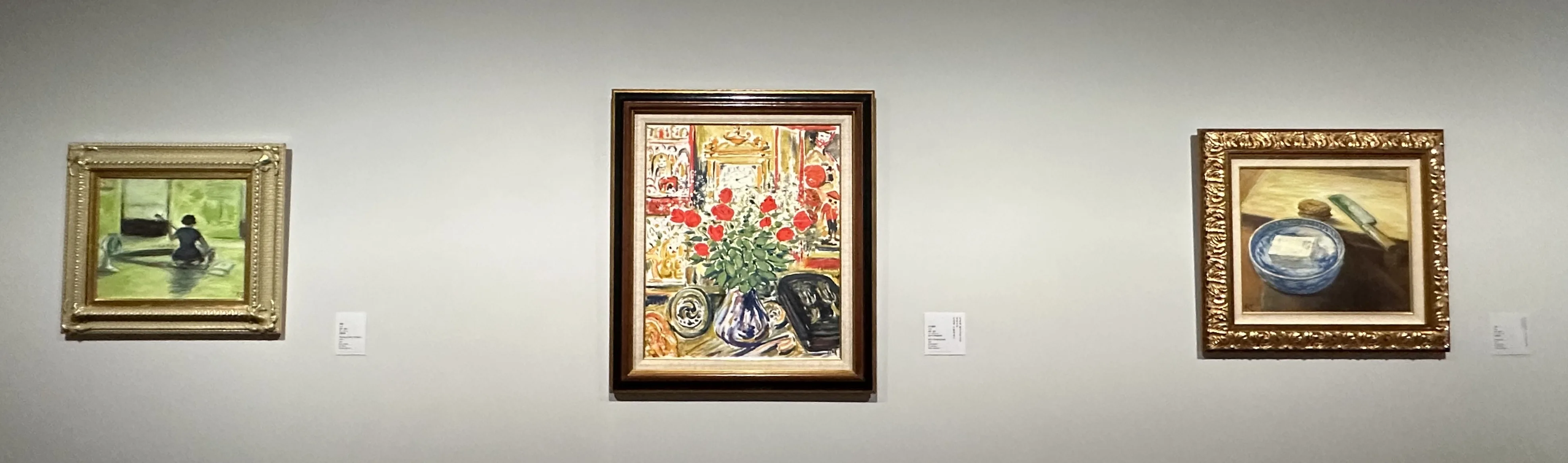 這三幅正在北美館展的作品,是1973年之後畫的思念妻子的作品,由右至左〈豆腐〉、〈日月無常〉、〈背影〉,其中〈日月無常〉有一手短歌「空虛地 歡喜妻的出院 而畫成的 這張畫 冷酷的歲月」。蕭秀琴攝