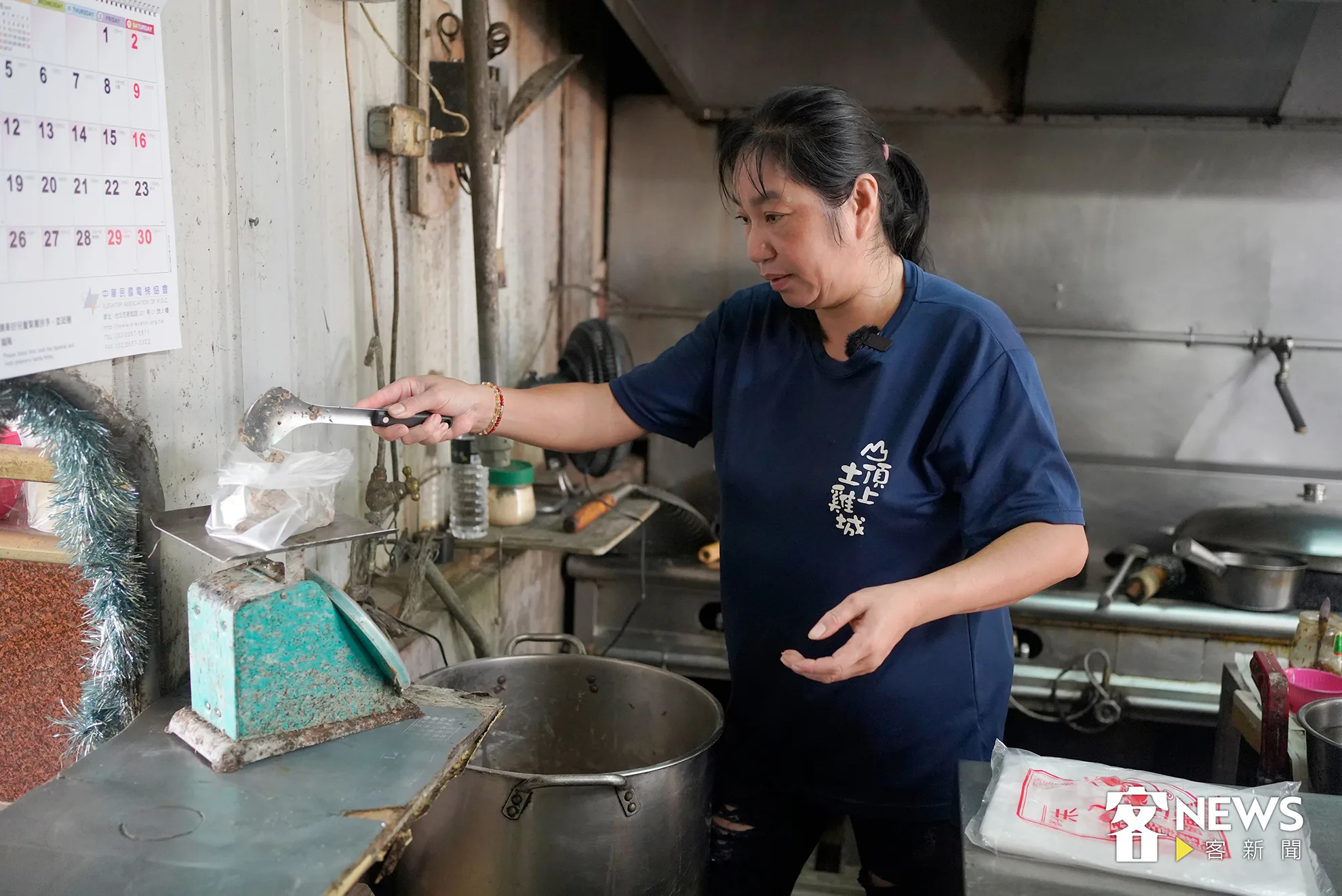 美濃山頂上土雞城老闆娘阿真姐，正在秤每份「𧊅圓」的重量。張凱清攝