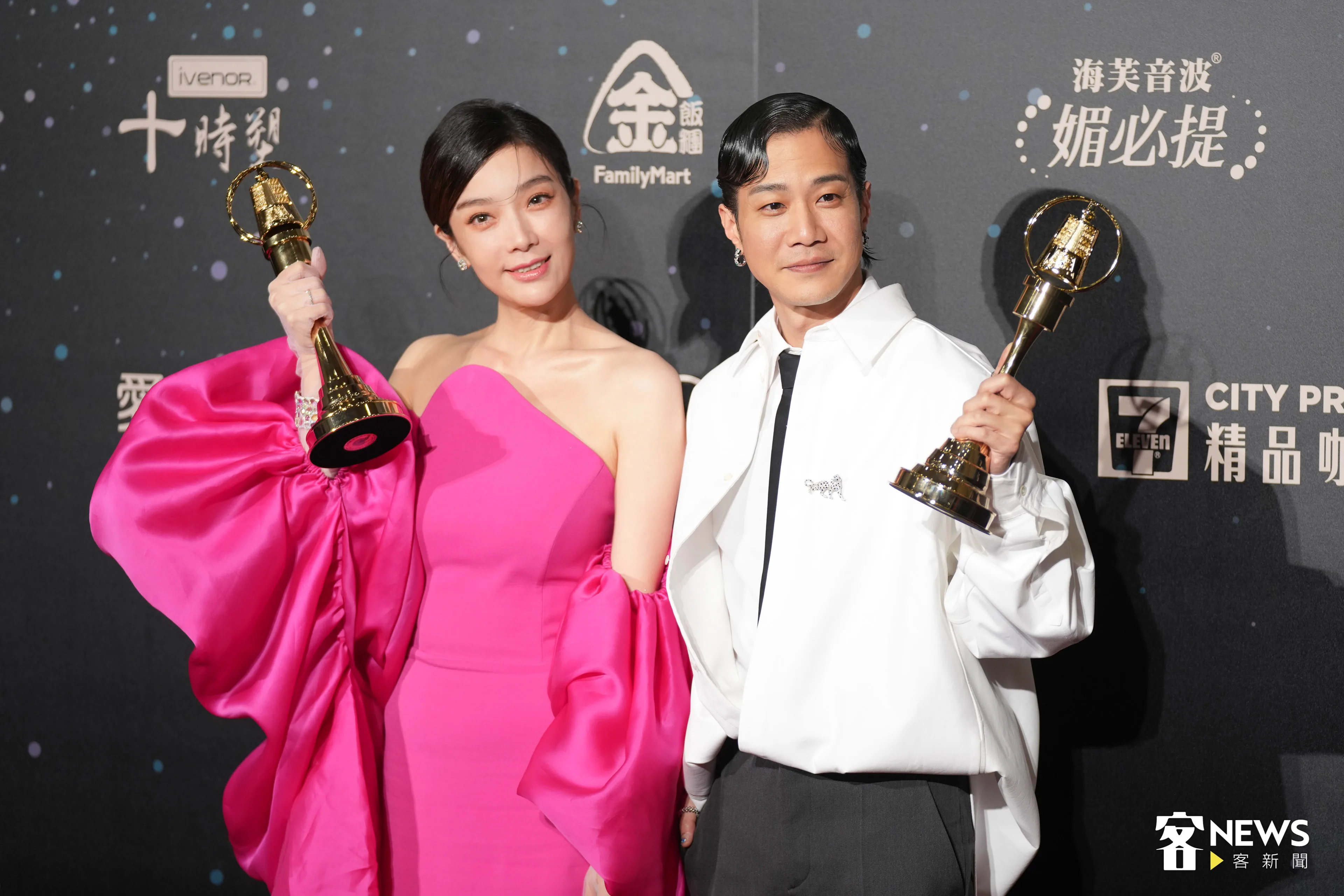 《村裡來了個暴走女外科》女主角蔡淑臻（左）奪下戲劇節目女主角獎，薛仕凌（右）則以《台灣犯罪故事——出軌》奪下戲劇節目男主角獎。宋佩遙攝