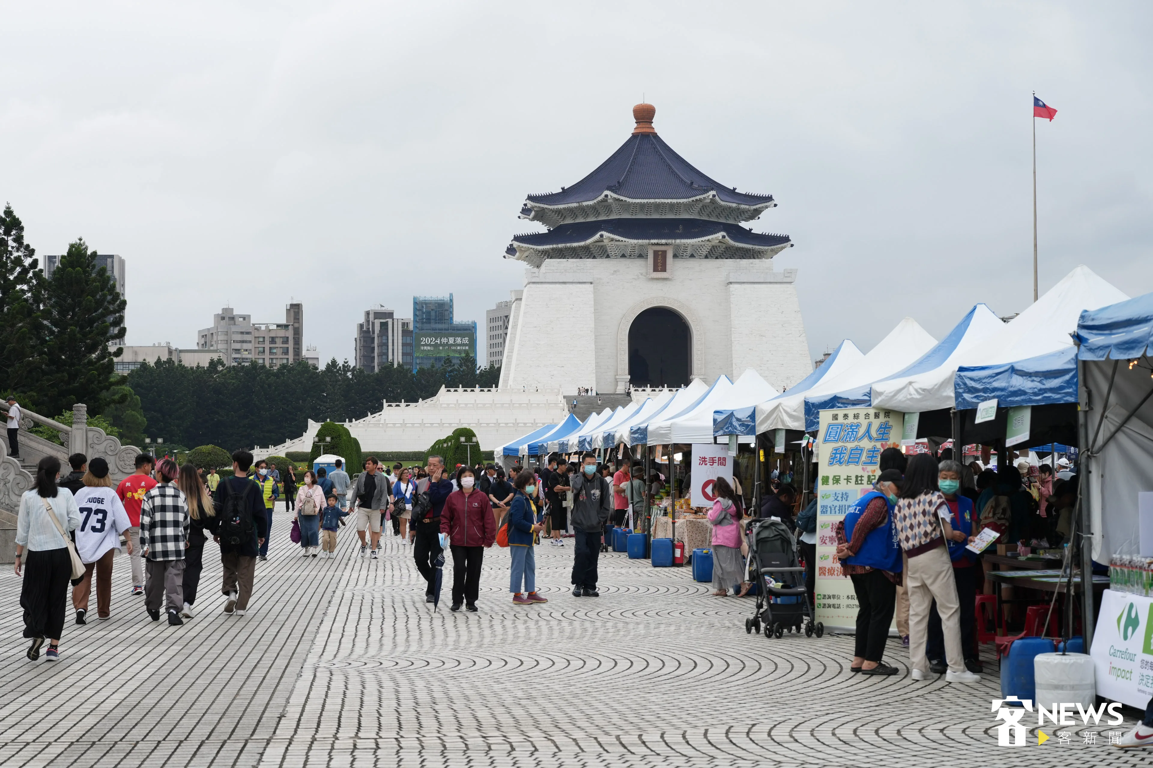 上百客家美食與農特產市集在兩廳院藝文廣場吸引不少民眾駐足。宋佩遙攝
