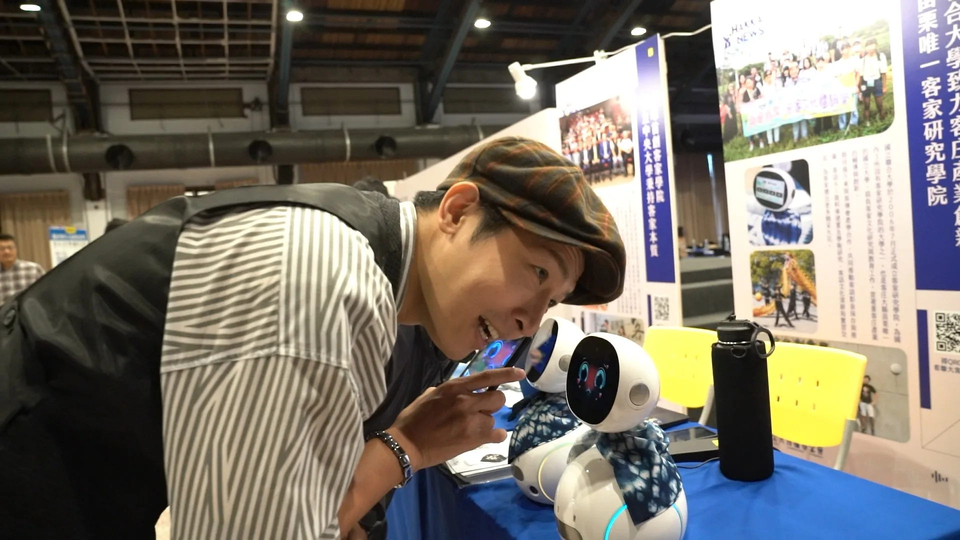 參與年會民眾與客語AI機器人「阿知牯」互動。洪俊傑攝