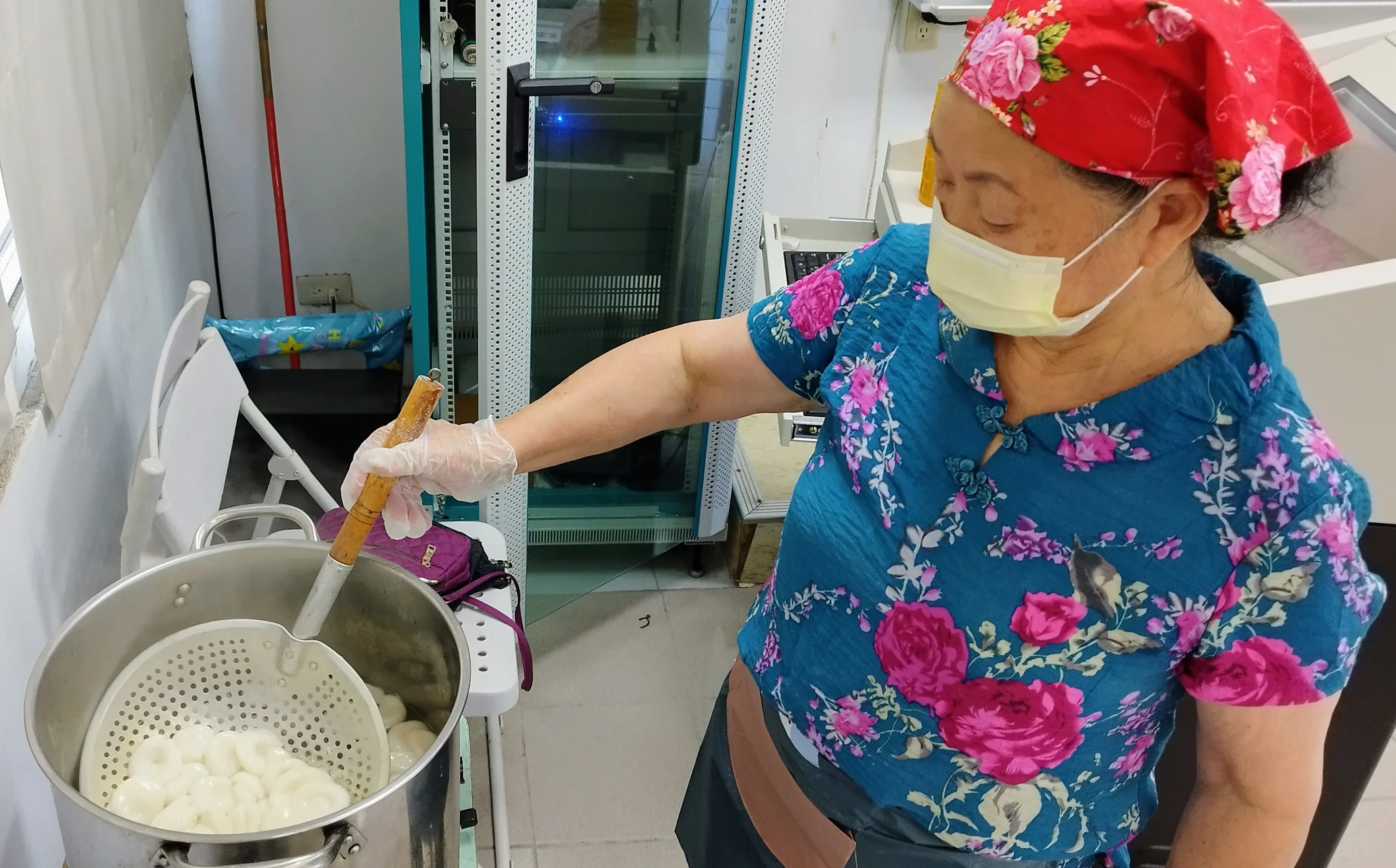 先生摎粄放入滾水煮一下仔，粄煮熟就浮起來咧。鍾孝昇提供