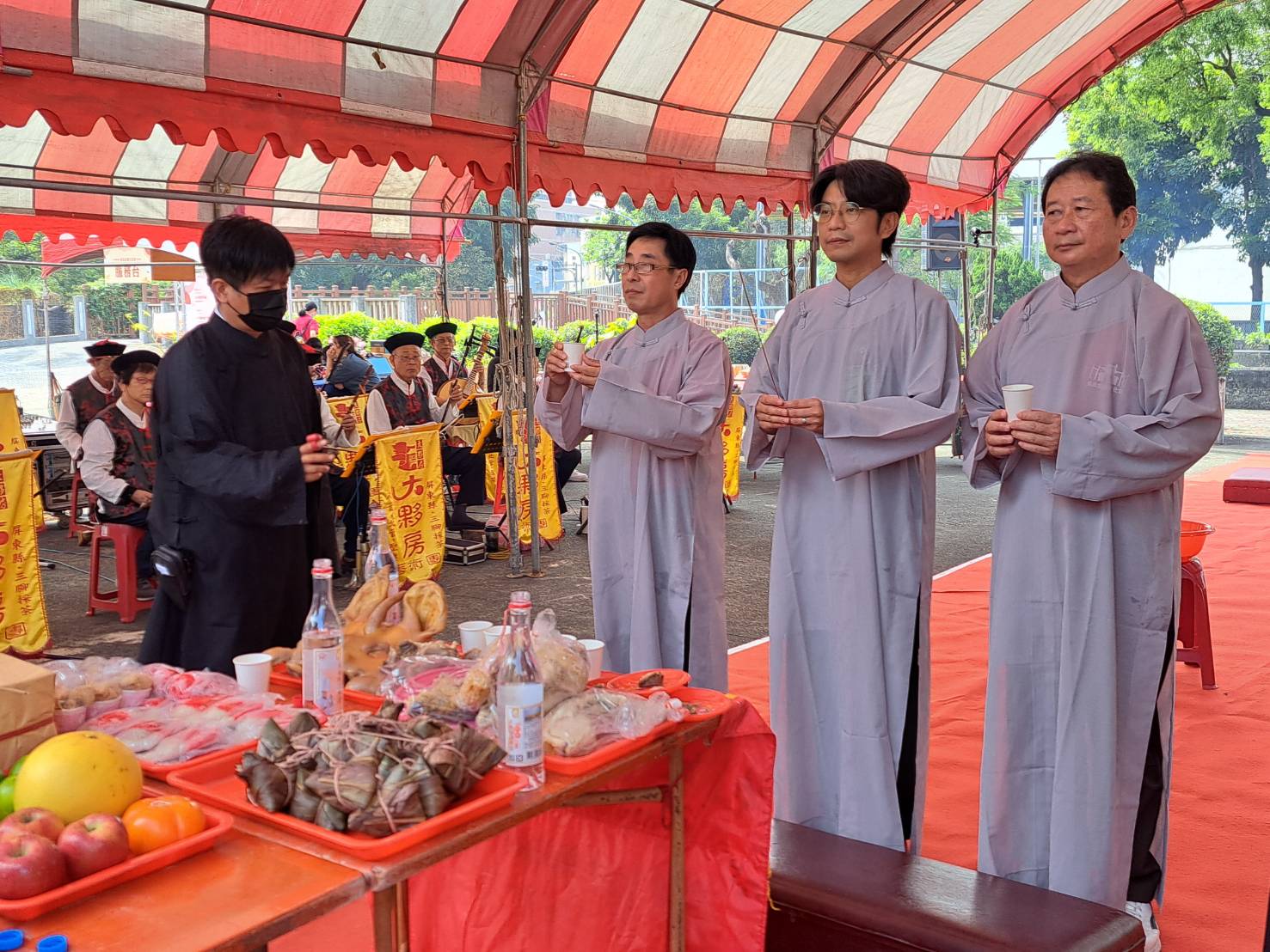 客委會副主委周江杰等主祭官,在客語祝禱及大夥房客家藝術團奏樂下進行九獻禮。客委會提供