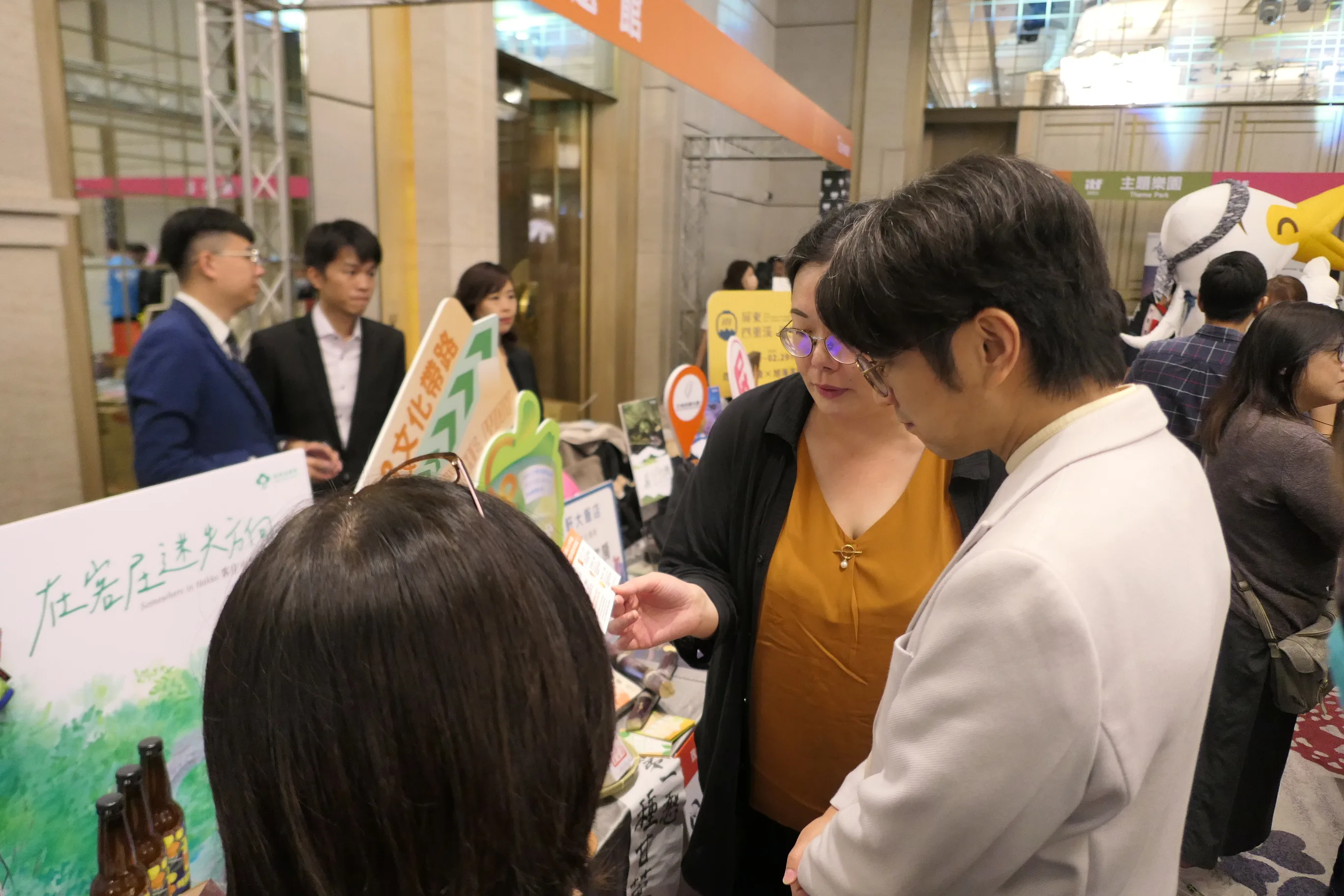 周江杰（右1）在行前記者會，參觀即將於本周五在客委會展區展出的客庄攤位。客委會提供