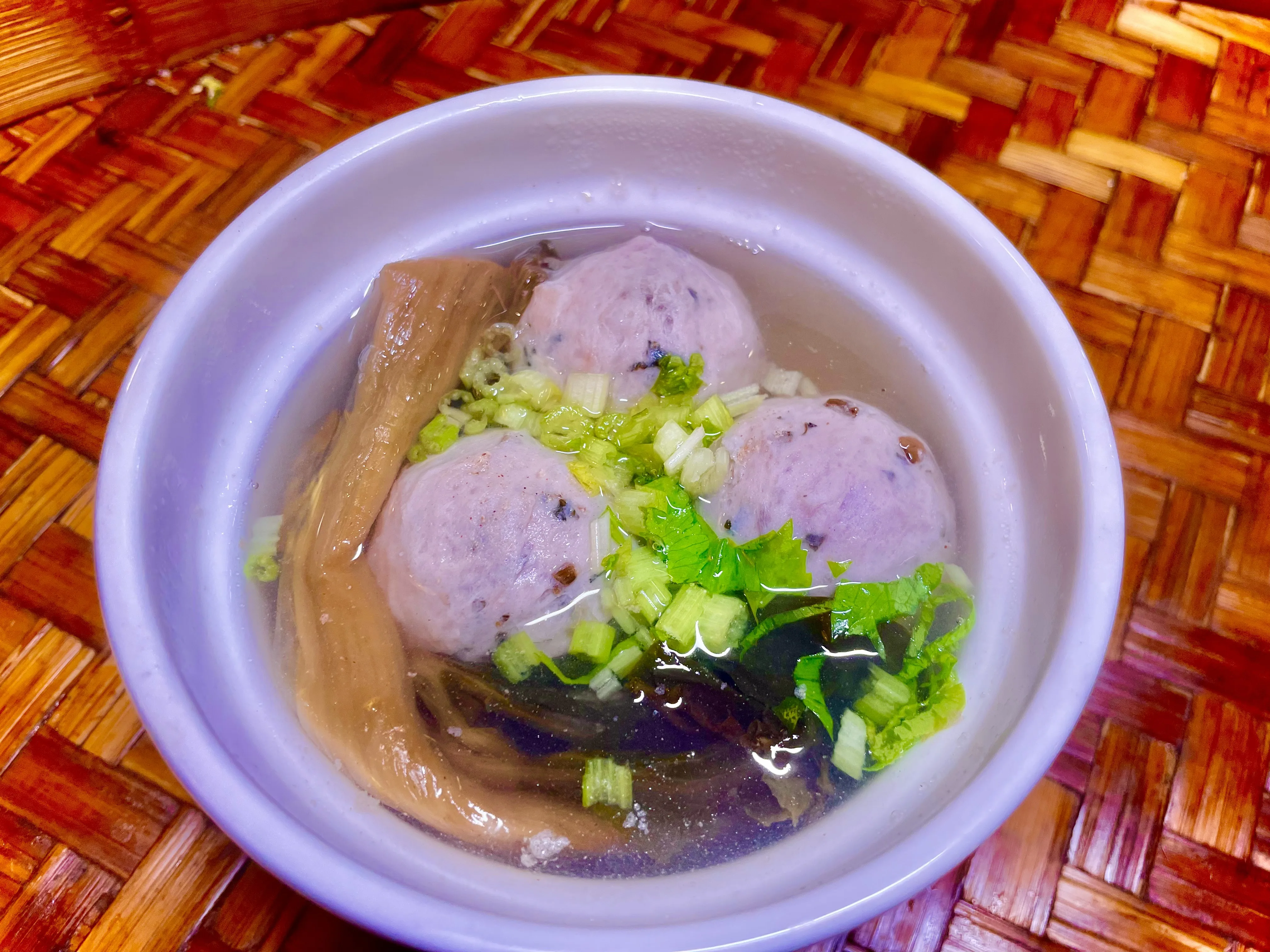 經典款「福菜摃丸」在摃丸內加入客家日常生活中熟悉的福菜。客委會提供