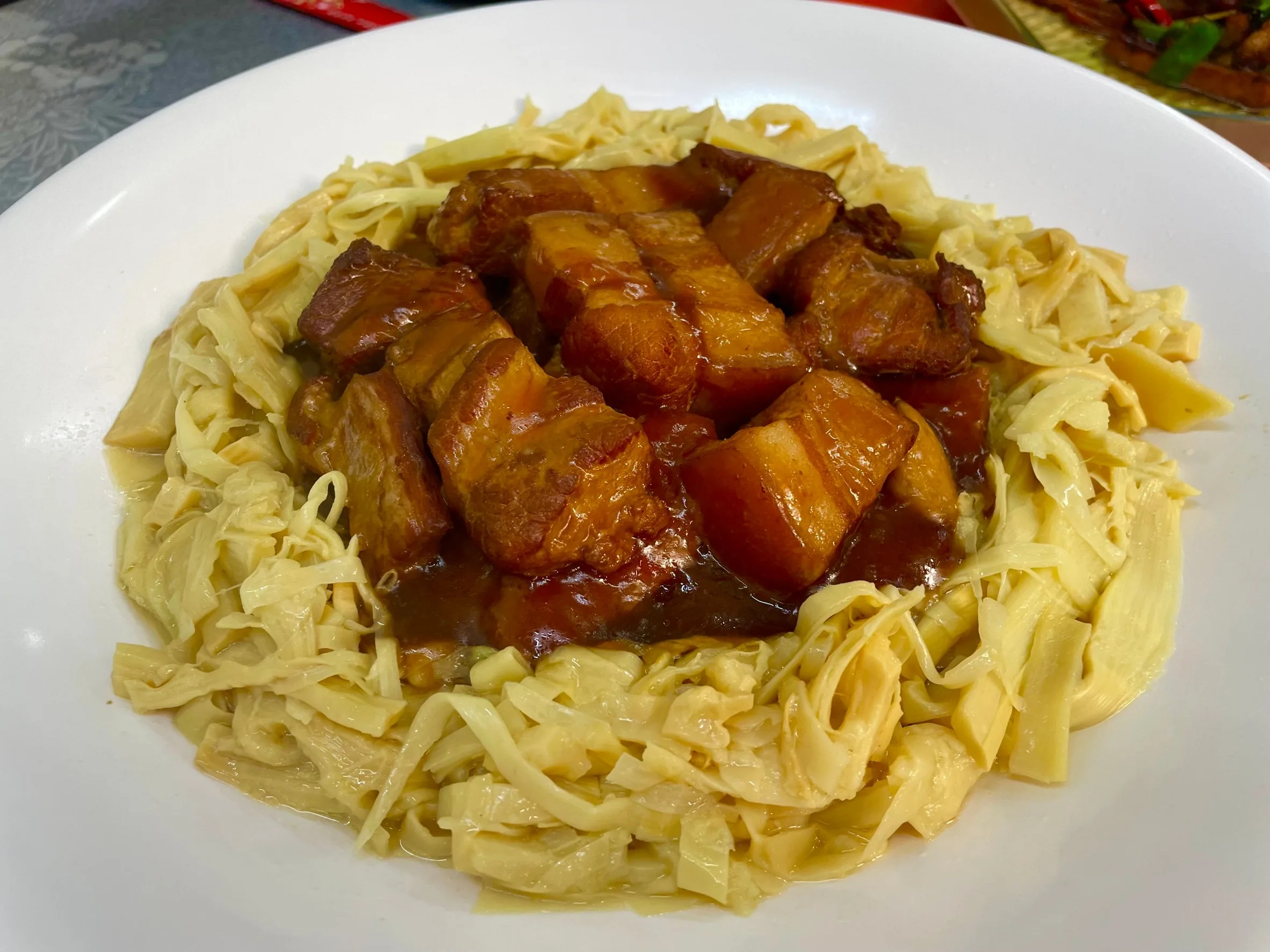 仙香飲食店招牌名菜「芋香筍扣肉」,連年受米其林必比登推薦。客委會提供
