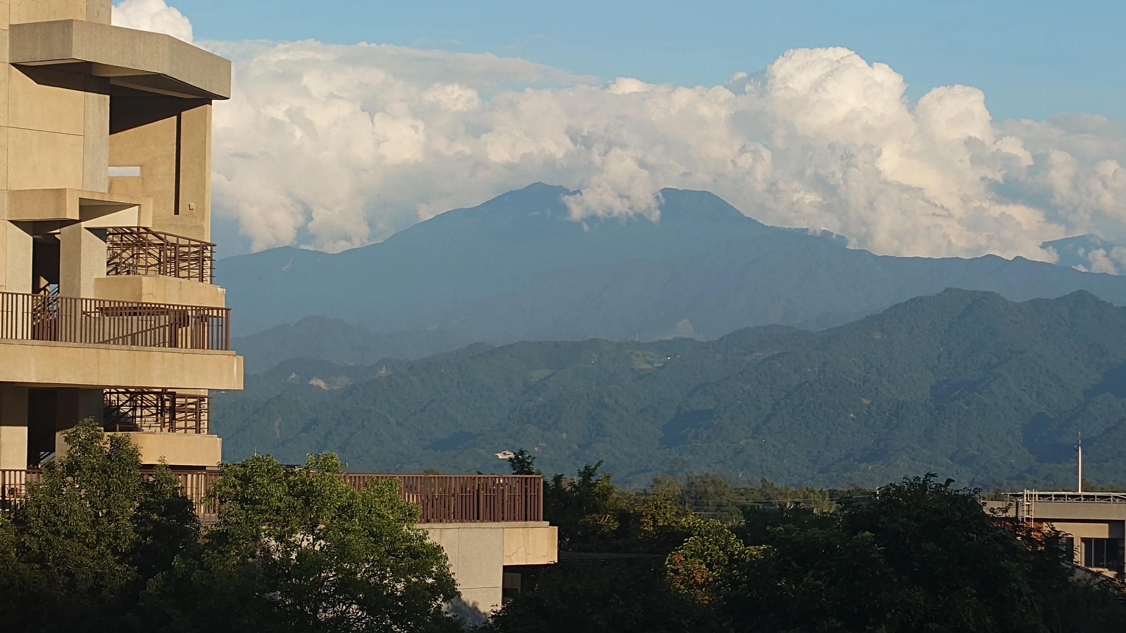 「壯麗加里山,綠溢客家園」,聯合大學八甲校區與苗栗縣聖山加里山相望,真的是「相看兩不厭,只有加里山」。何來美攝